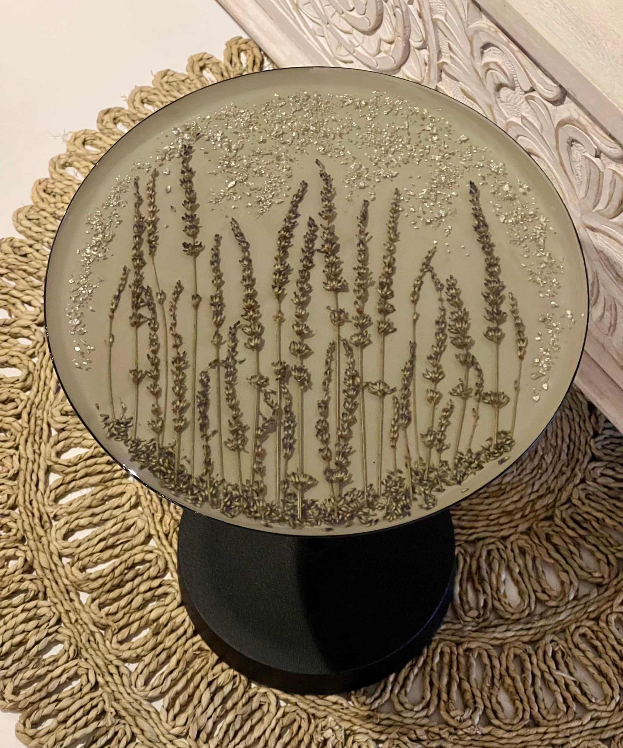 Epoxidharz Couchtisch mit runder Platte, silbernen Details und getrocknetem Lavendel – einzigartiges Kunstwerk auf robustem Gestell