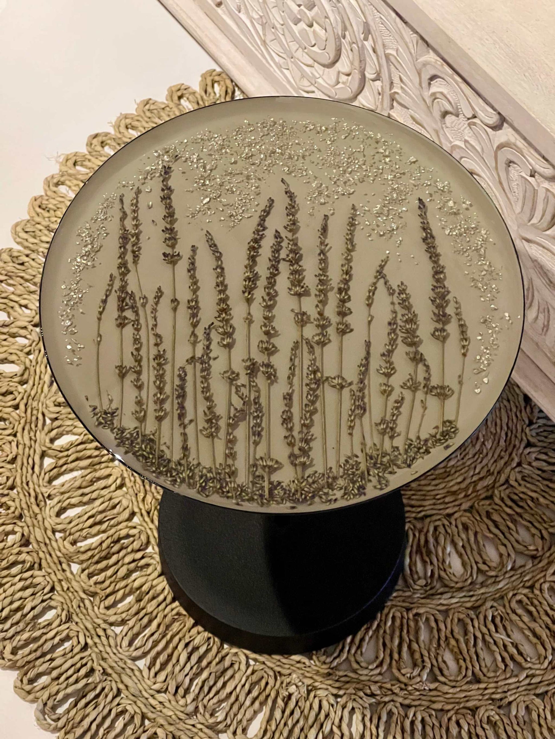 Epoxidharz Couchtisch mit runder Platte, silbernen Details und getrocknetem Lavendel – einzigartiges Kunstwerk auf robustem Gestell