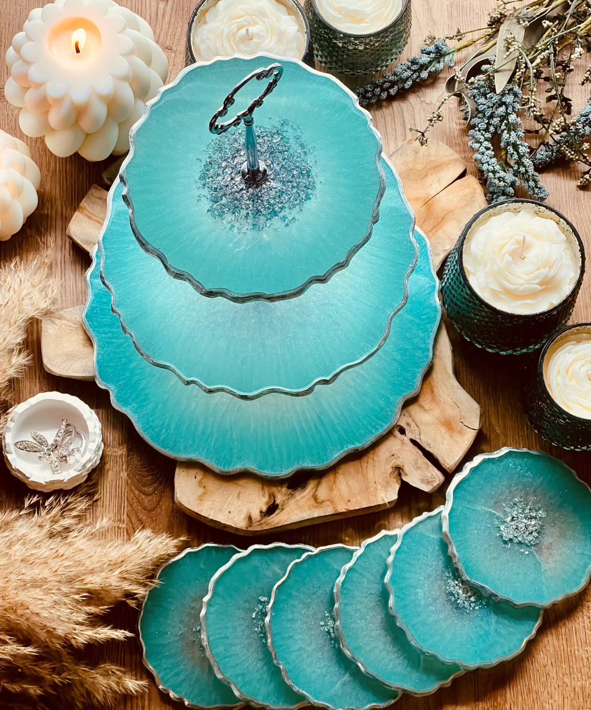 Handgefertigtes Resin Deko Set in Mintgrün: Etagere mit 6 passenden Untersetzern. Schimmernde Silberdetails sorgen für eine edle Optik.Epoxidharz Etagere Kuchenstaender Deko Set Mintgruen mit Blattsilber Glanz