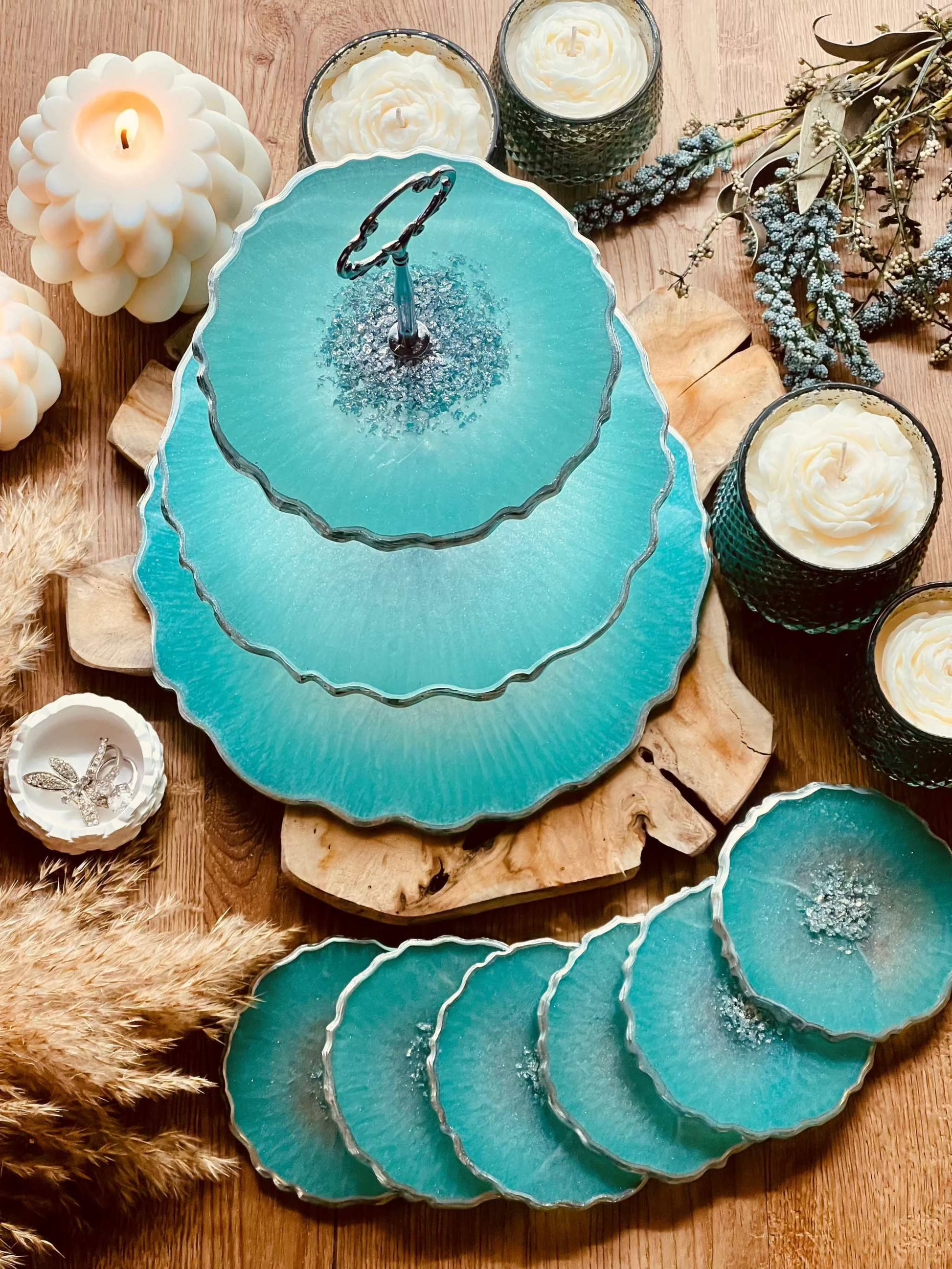 Handgefertigtes Resin Deko Set in Mintgrün: Etagere mit 6 passenden Untersetzern. Schimmernde Silberdetails sorgen für eine edle Optik.Epoxidharz Etagere Kuchenstaender Deko Set Mintgruen mit Blattsilber Glanz