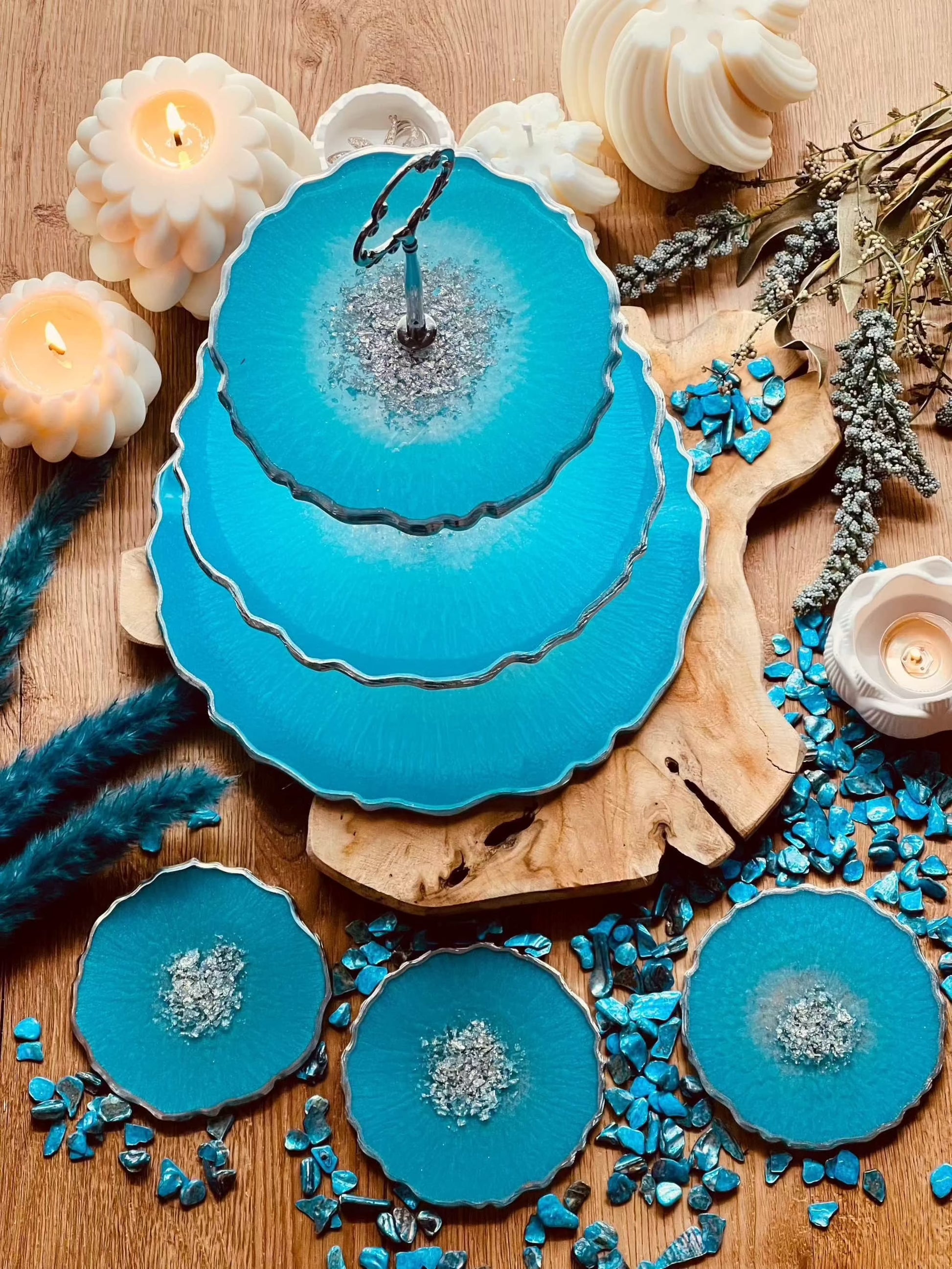 Exklusives Deko Set aus Resin, bestehend aus einer türkisen Etagere und 3 passenden Untersetzern mit schimmernden Silberdetails.Epoxidharz Etagere Kuchenstaender Deko Set Tuerkis mit Blattsilber Glanz