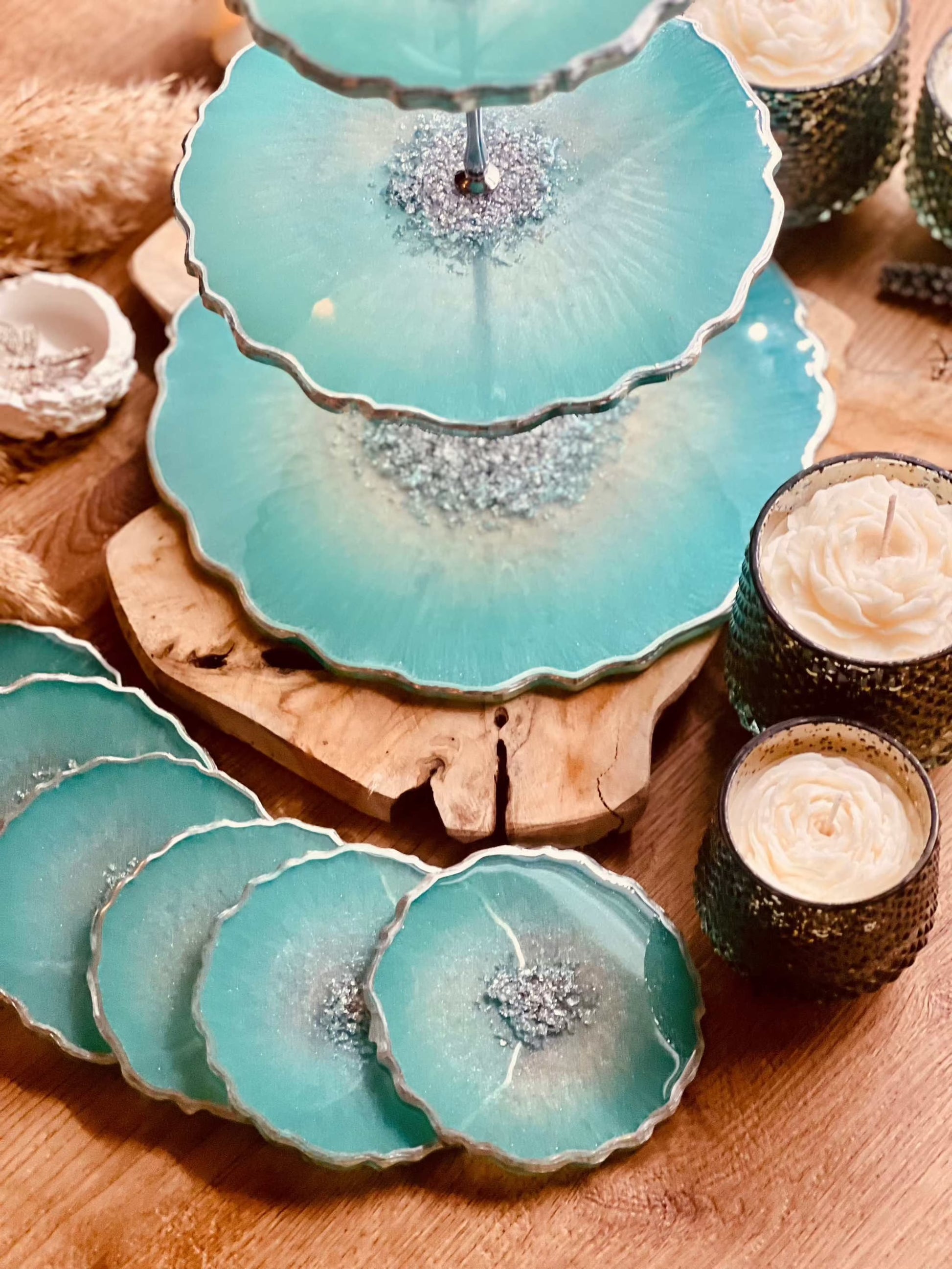 Einzigartiges Deko Set aus Resin: Mintgrüne Etagere mit 6 Untersetzern und schimmerndem Blattsilber. Ideal für besondere Anlässe.Epoxidharz Etagere Kuchenstaender Deko Set aus Epoxidharz Mintgruen Silber