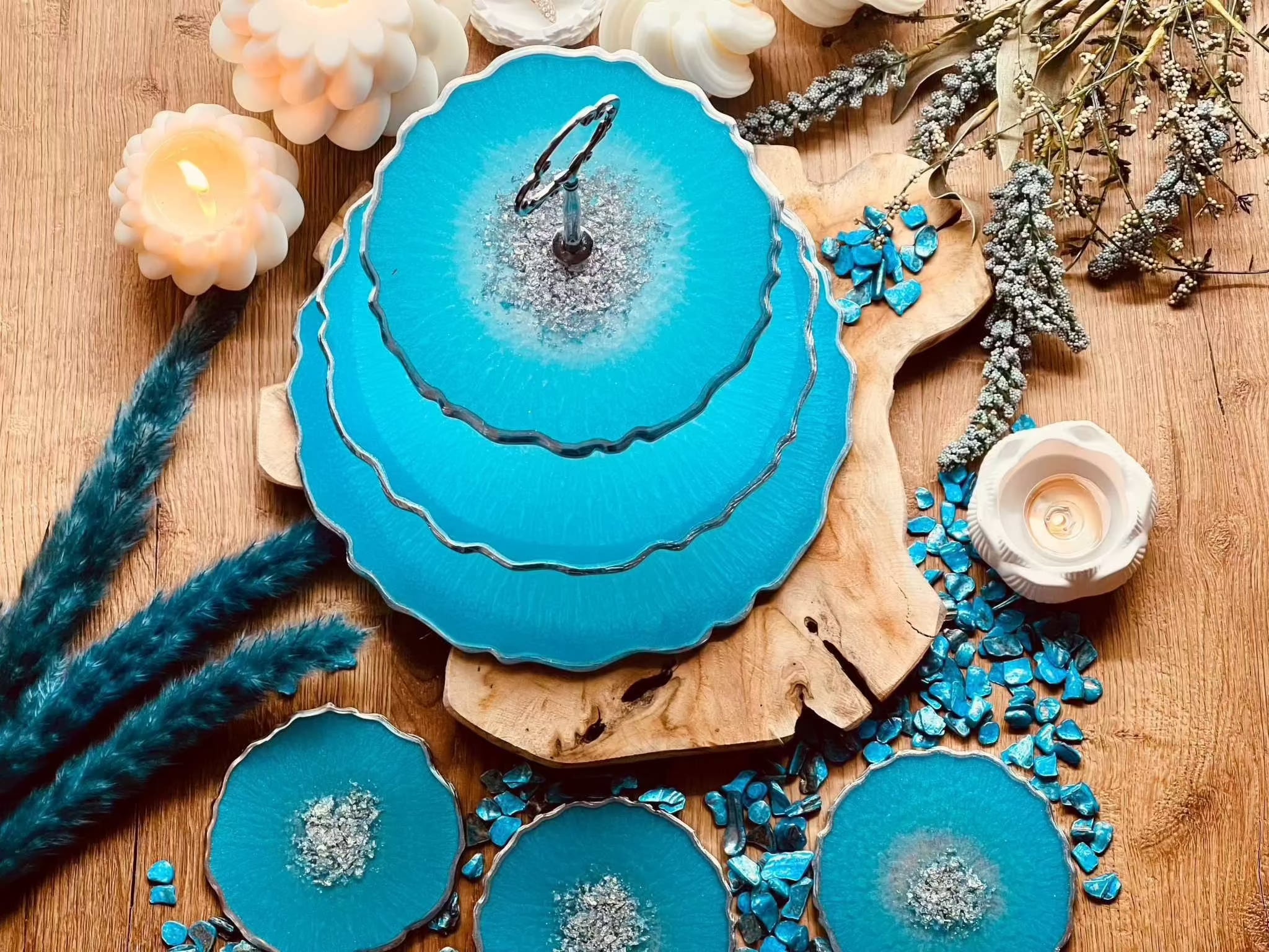 Tischdekoration der Extraklasse: Resin Deko Set mit Etagere und Untersetzern in Türkis, veredelt mit Blattsilber.Epoxidharz Etagere Kuchenstaender Deko Set in Tuerkis mit Silberakzent