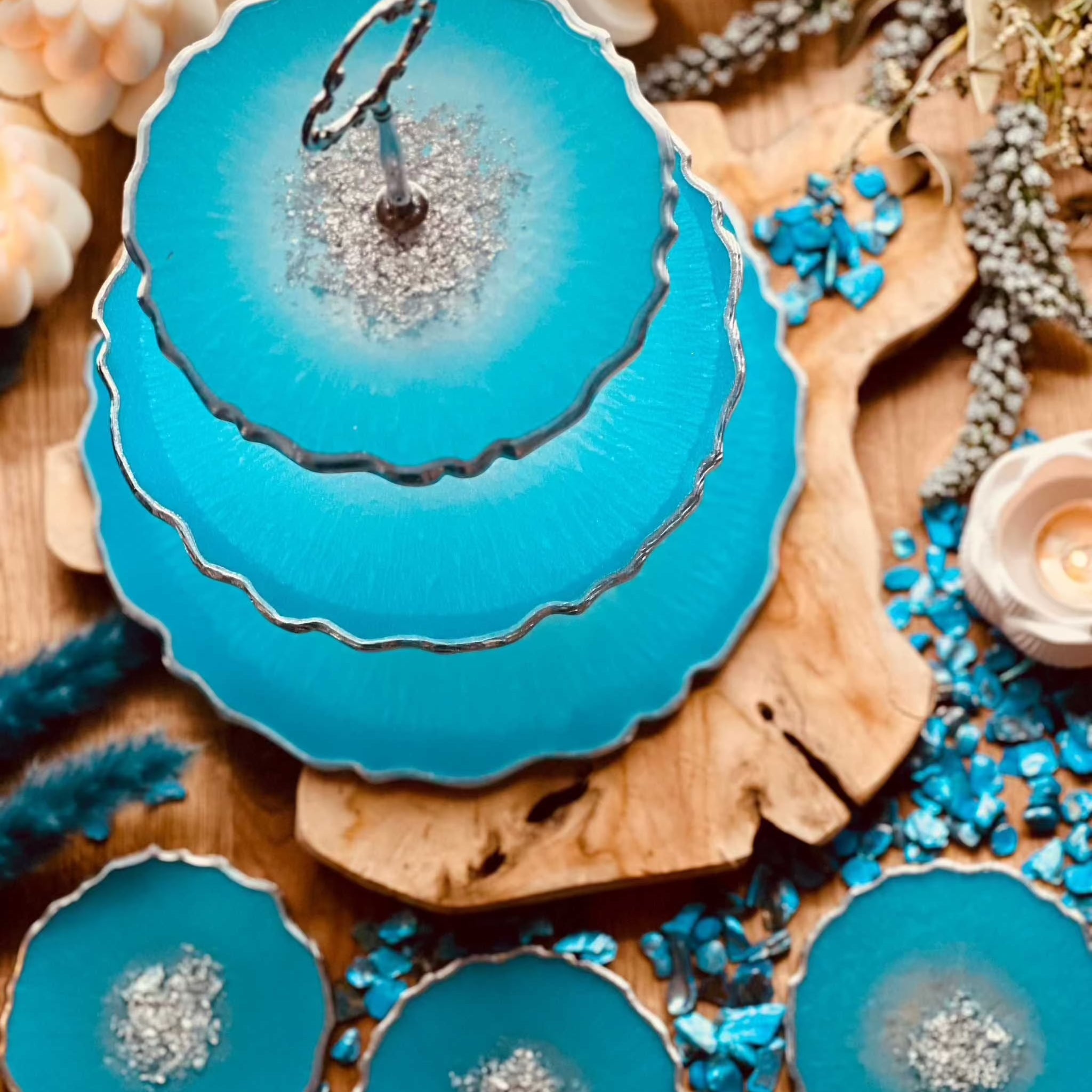 Handgefertigtes Deko Set: Resin Etagere und Untersetzer in Türkis mit Blattsilber. Edle Tischdekoration für besondere Anlässe.Epoxidharz Etagere Kuchenstaender Deko Set mit drei passenden Untersetzern