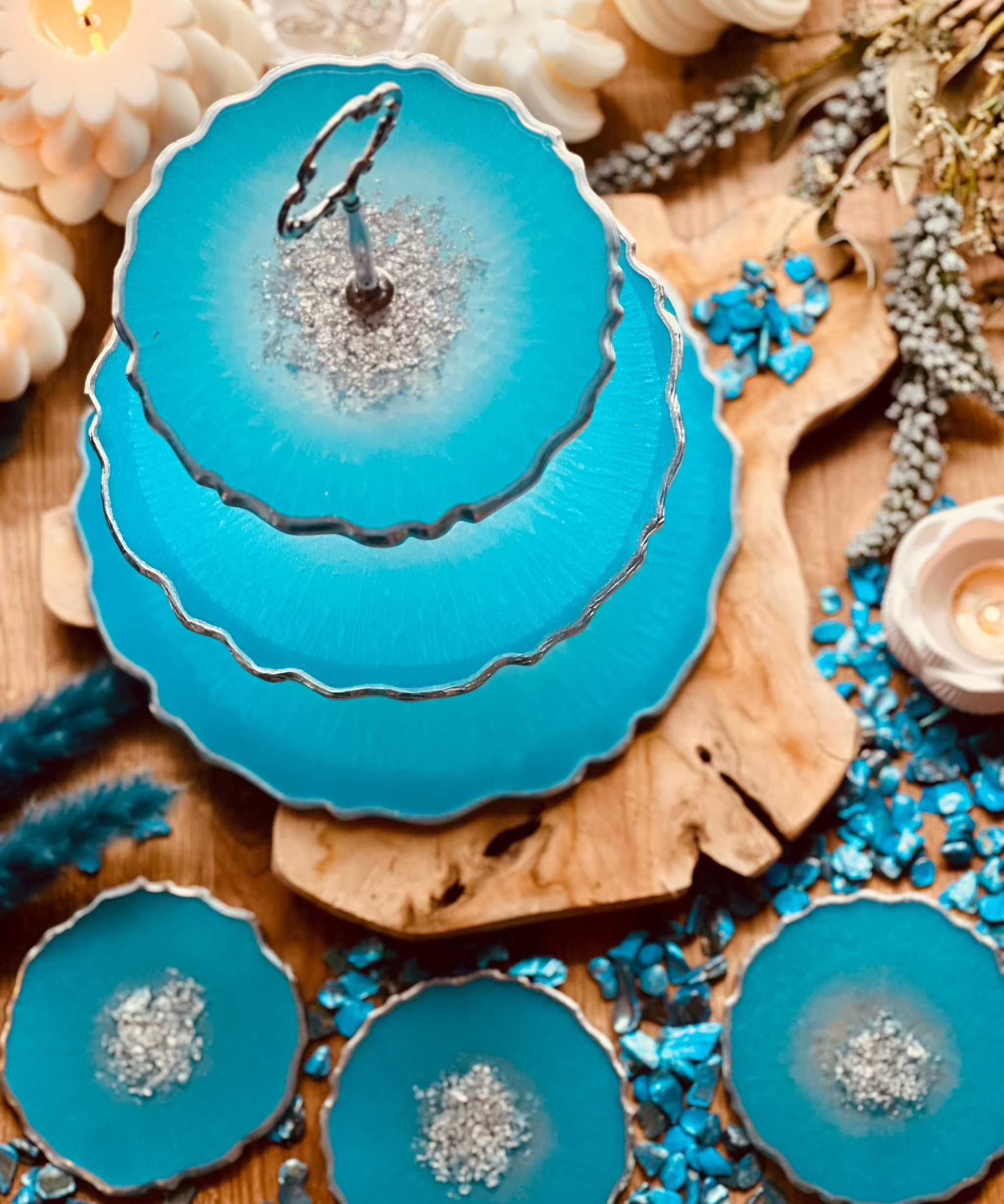 Handgefertigtes Deko Set: Resin Etagere und Untersetzer in Türkis mit Blattsilber. Edle Tischdekoration für besondere Anlässe.Epoxidharz Etagere Kuchenstaender Deko Set mit drei passenden Untersetzern