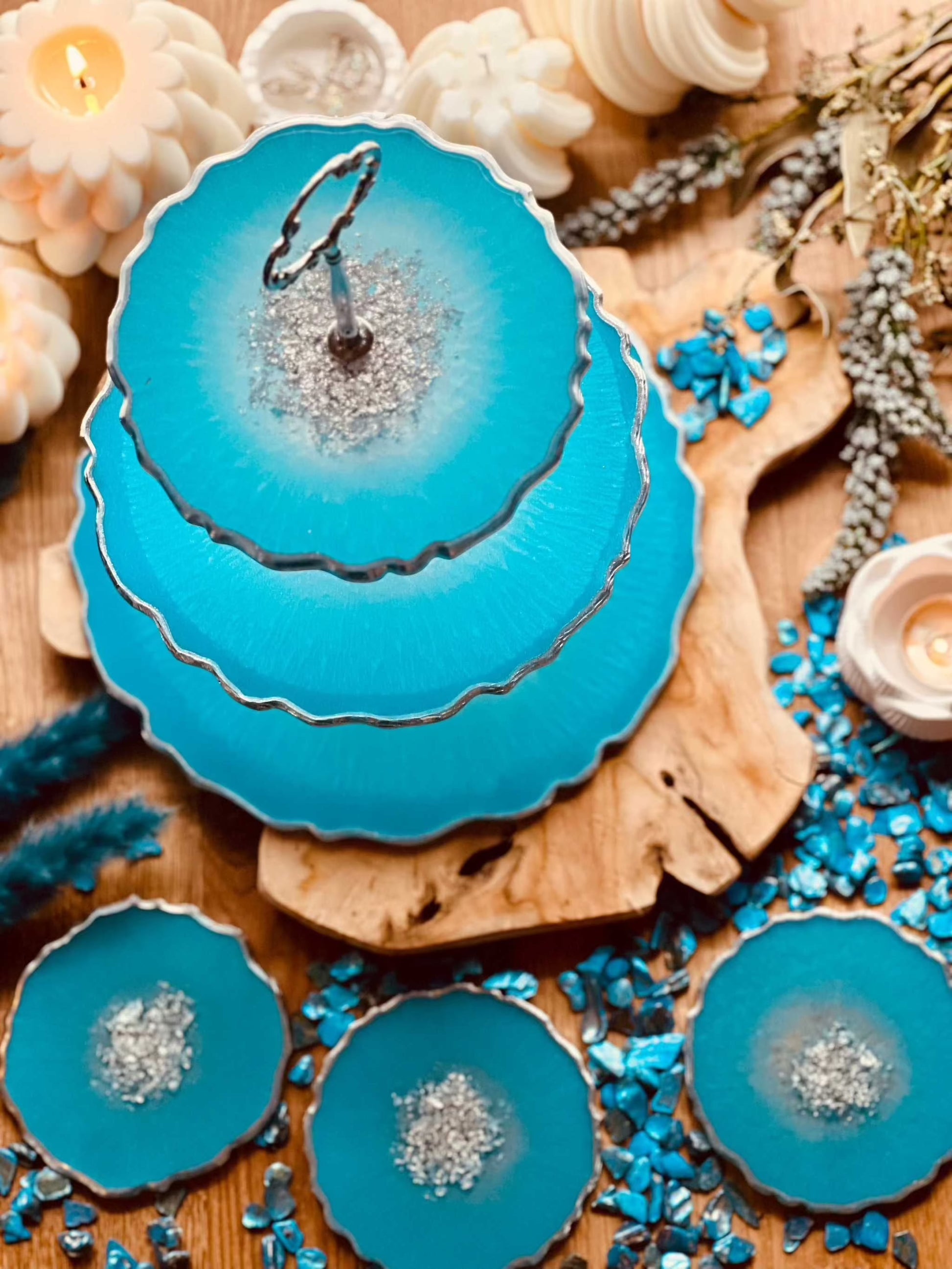 Handgefertigtes Deko Set: Resin Etagere und Untersetzer in Türkis mit Blattsilber. Edle Tischdekoration für besondere Anlässe.Epoxidharz Etagere Kuchenstaender Deko Set mit drei passenden Untersetzern