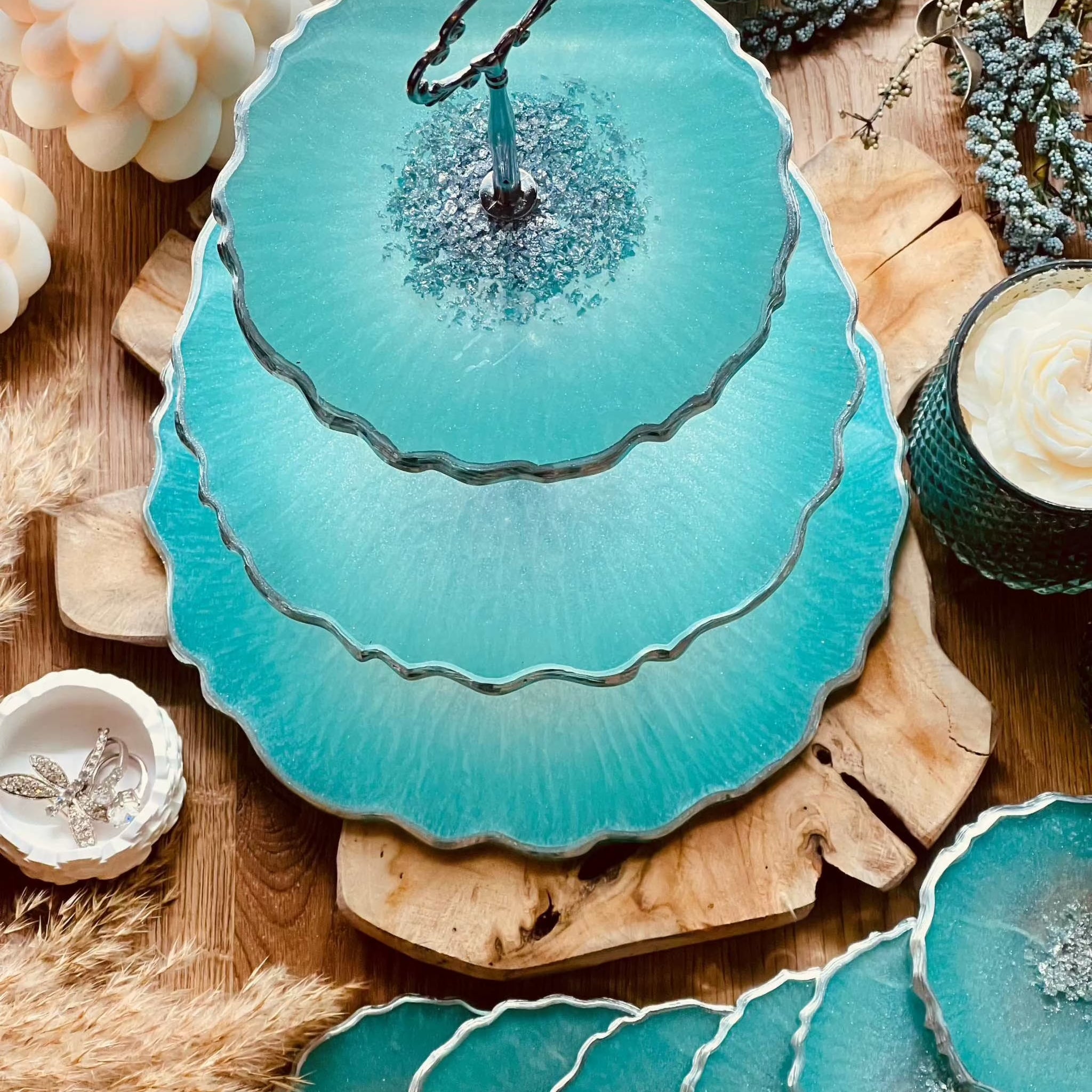 Elegantes Deko Set aus Resin: Etagere und 6 Untersetzer in Mintgrün mit Blattsilber. Perfekte Tischdekoration oder Geschenkidee für besondere Anlässe.Epoxidharz Etagere Kuchenstaender Deko Set mit sechs Untersetzern Mintgruen