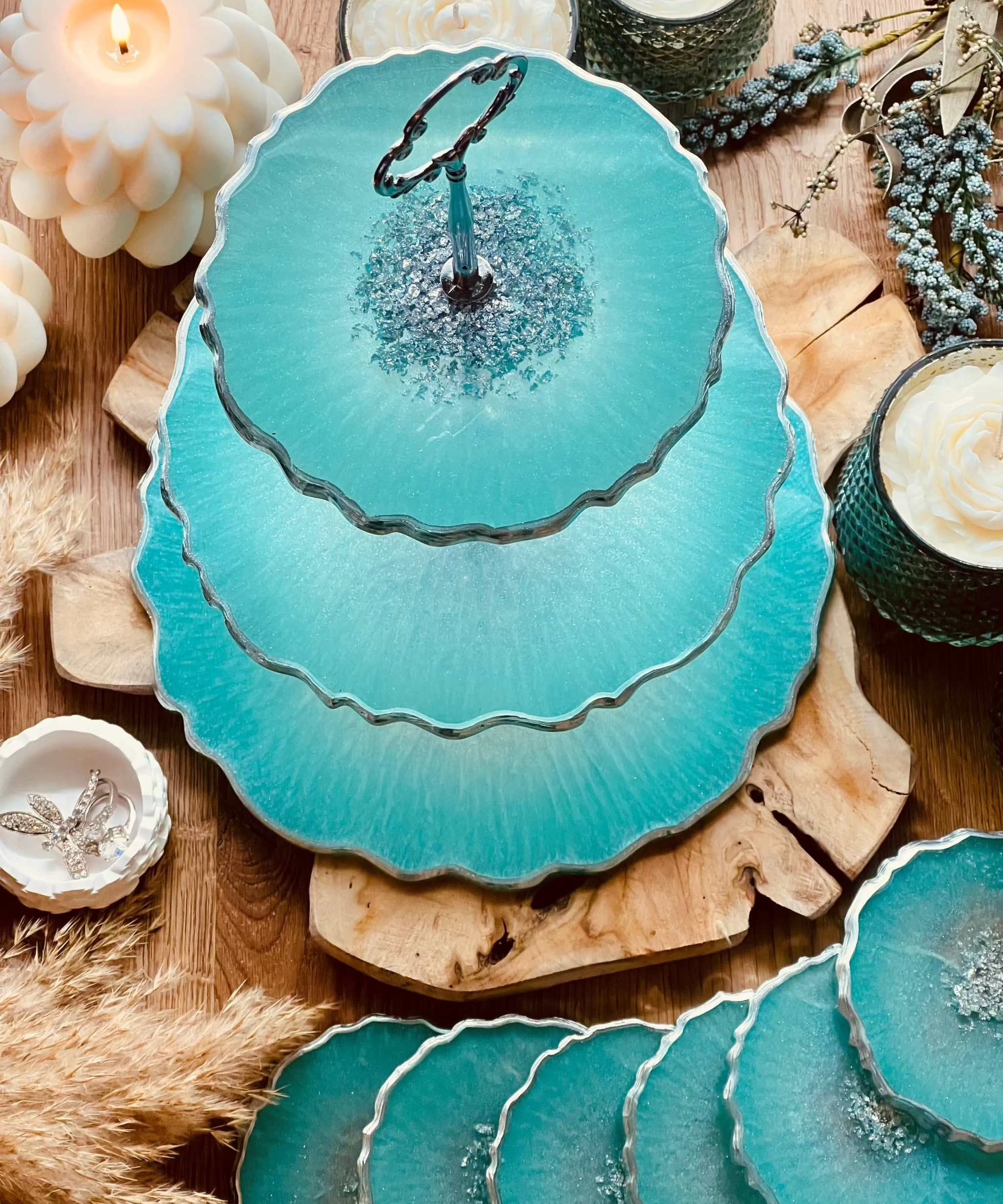 Elegantes Deko Set aus Resin: Etagere und 6 Untersetzer in Mintgrün mit Blattsilber. Perfekte Tischdekoration oder Geschenkidee für besondere Anlässe.Epoxidharz Etagere Kuchenstaender Deko Set mit sechs Untersetzern Mintgruen