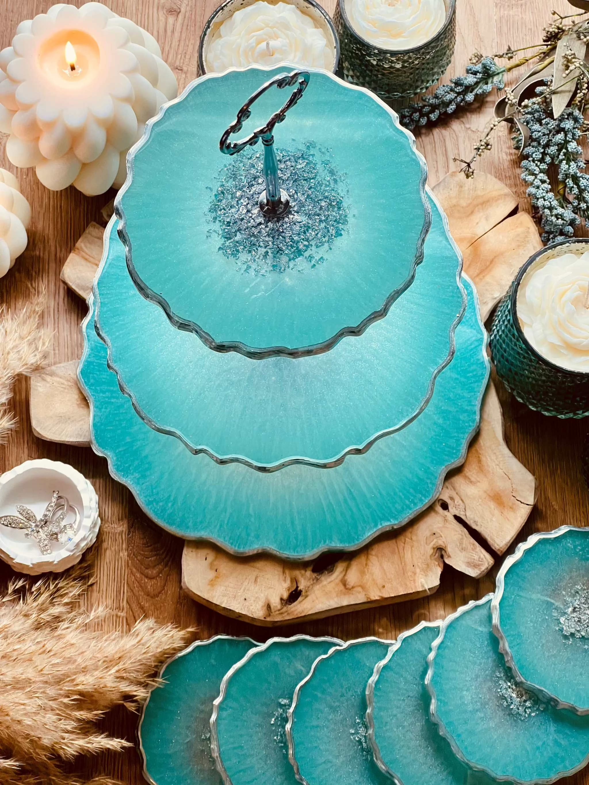 Elegantes Deko Set aus Resin: Etagere und 6 Untersetzer in Mintgrün mit Blattsilber. Perfekte Tischdekoration oder Geschenkidee für besondere Anlässe.Epoxidharz Etagere Kuchenstaender Deko Set mit sechs Untersetzern Mintgruen