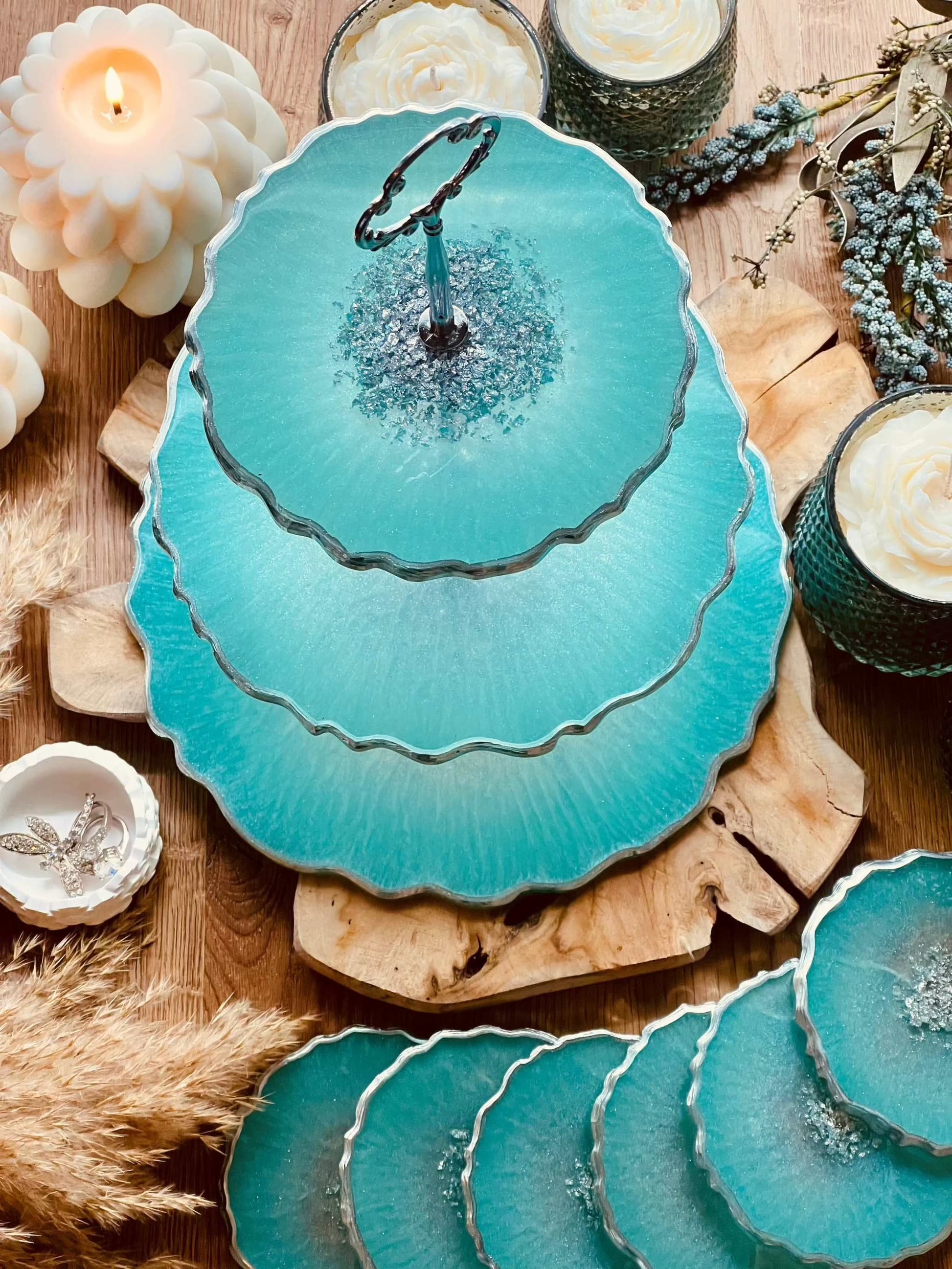 Elegantes Deko Set aus Resin: Etagere und 6 Untersetzer in Mintgrün mit Blattsilber. Perfekte Tischdekoration oder Geschenkidee für besondere Anlässe.Epoxidharz Etagere Kuchenstaender Deko Set mit sechs Untersetzern Mintgruen