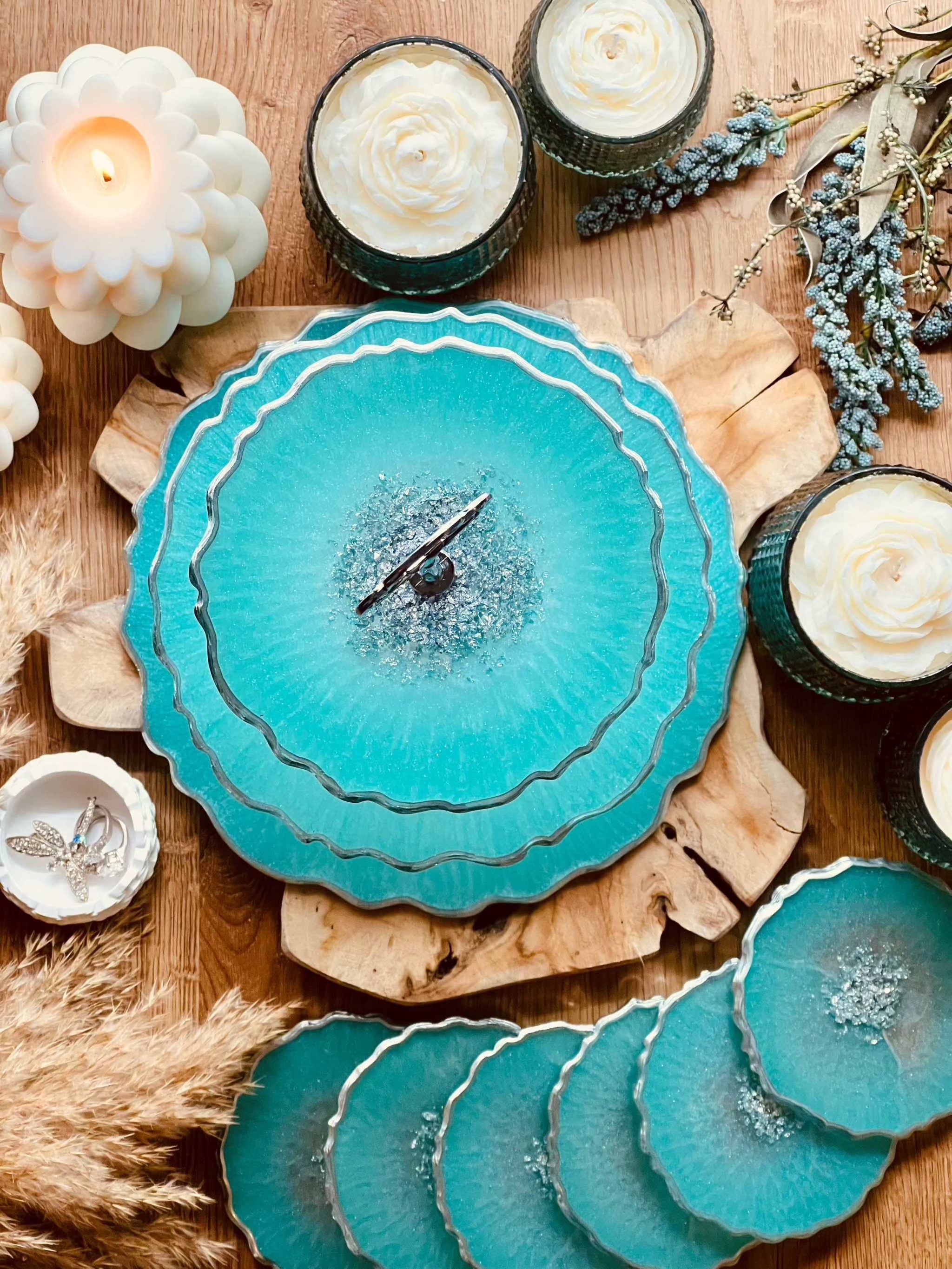 Luxuriöses Deko Set aus Resin: Etagere und Untersetzer in Mintgrün mit Blattsilber, perfekt für Hochzeiten, Partys oder als Geschenk.Epoxidharz Etagere Kuchenstaender Deko Set modern Mintgruen mit Silberakzent