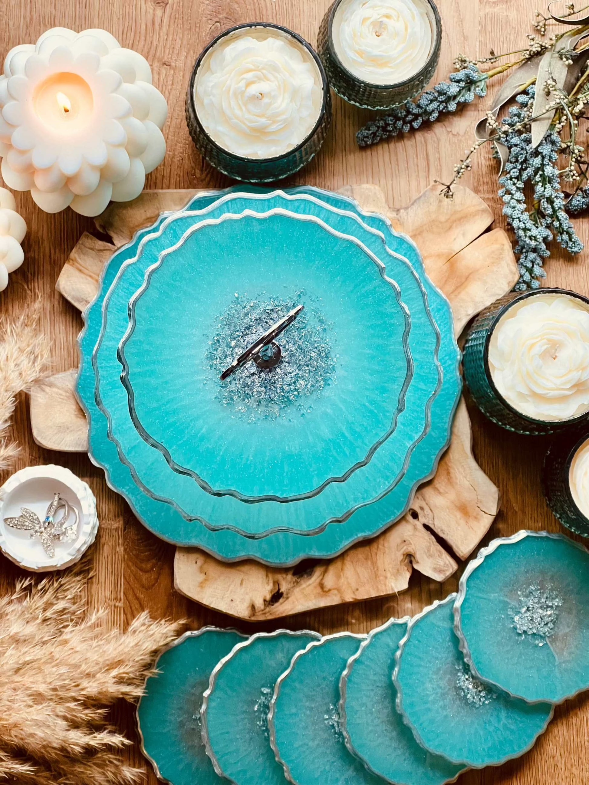 Luxuriöses Deko Set aus Resin: Etagere und Untersetzer in Mintgrün mit Blattsilber, perfekt für Hochzeiten, Partys oder als Geschenk.Epoxidharz Etagere Kuchenstaender Deko Set modern Mintgruen mit Silberakzent