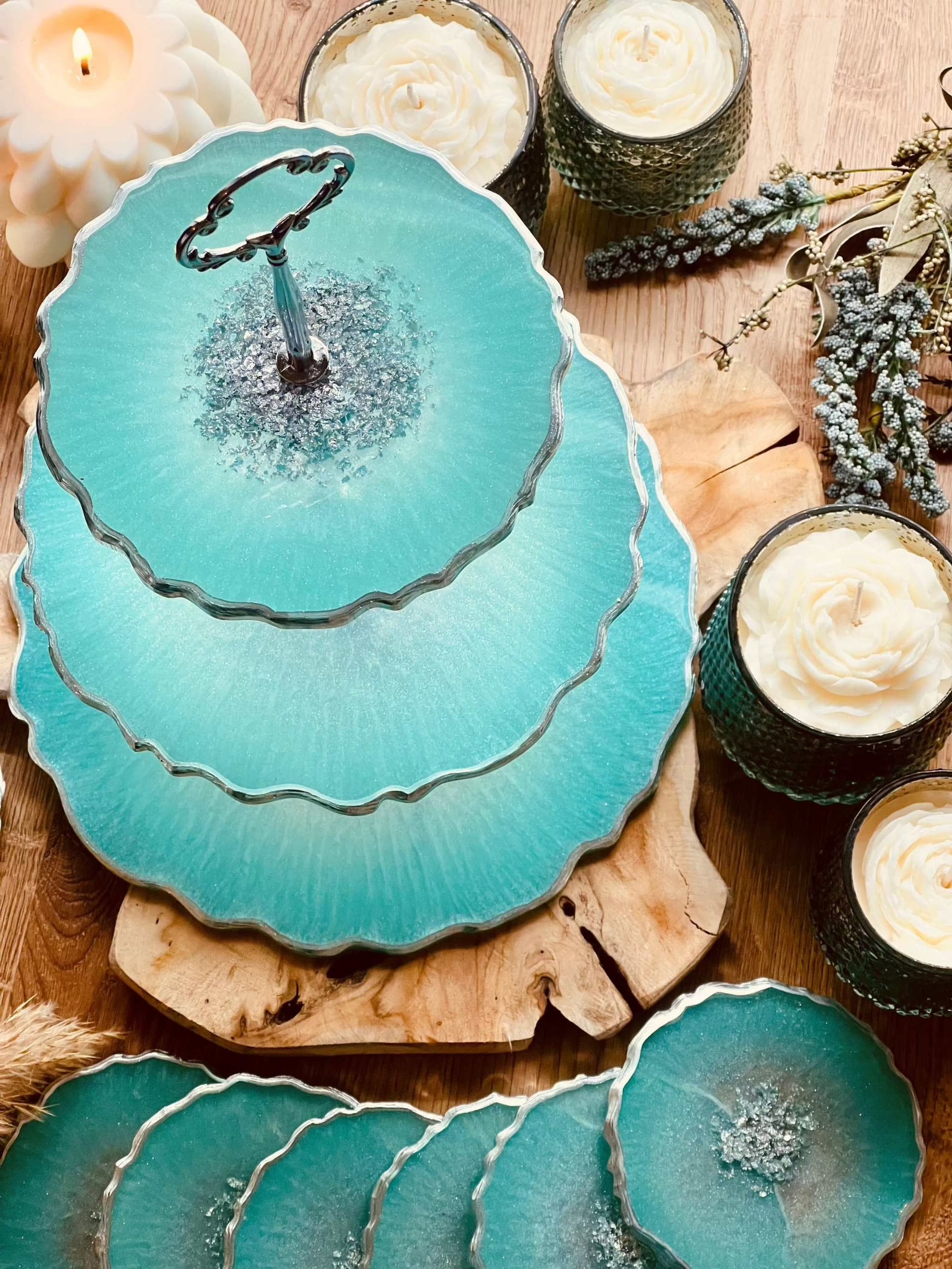 Deko Set - Mintgrüne Tischdeko aus Resin: Etagere und 6 Untersetzer mit Blattsilber. Handgefertigt, elegant und vielseitig einsetzbar.Epoxidharz Etagere Kuchenstaender Deko Set sechsteilig in Mintgruen Silber