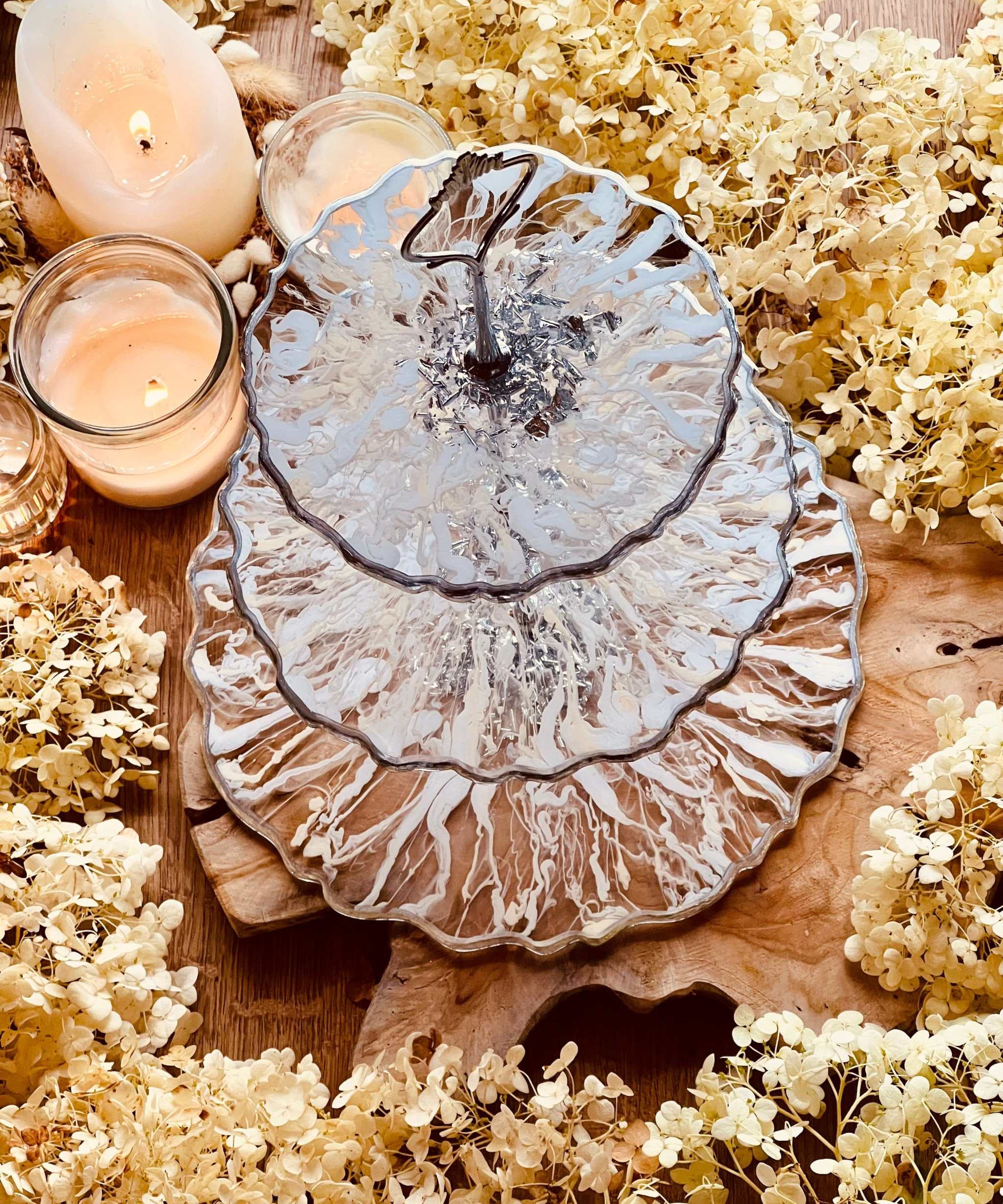 Elegante Etagere mit transparentem Design, feinem weißen Muster und edlen silbernen Details. Perfekt für Hochzeiten und Feste.  Epoxidharz Etagere Kuchenstaender mit weissem Muster und Blattsilber