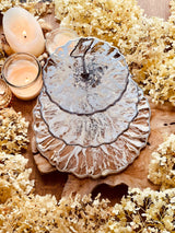 Epoxidharz Etagere mit aufwendigem weissen Muster und Blattsilber