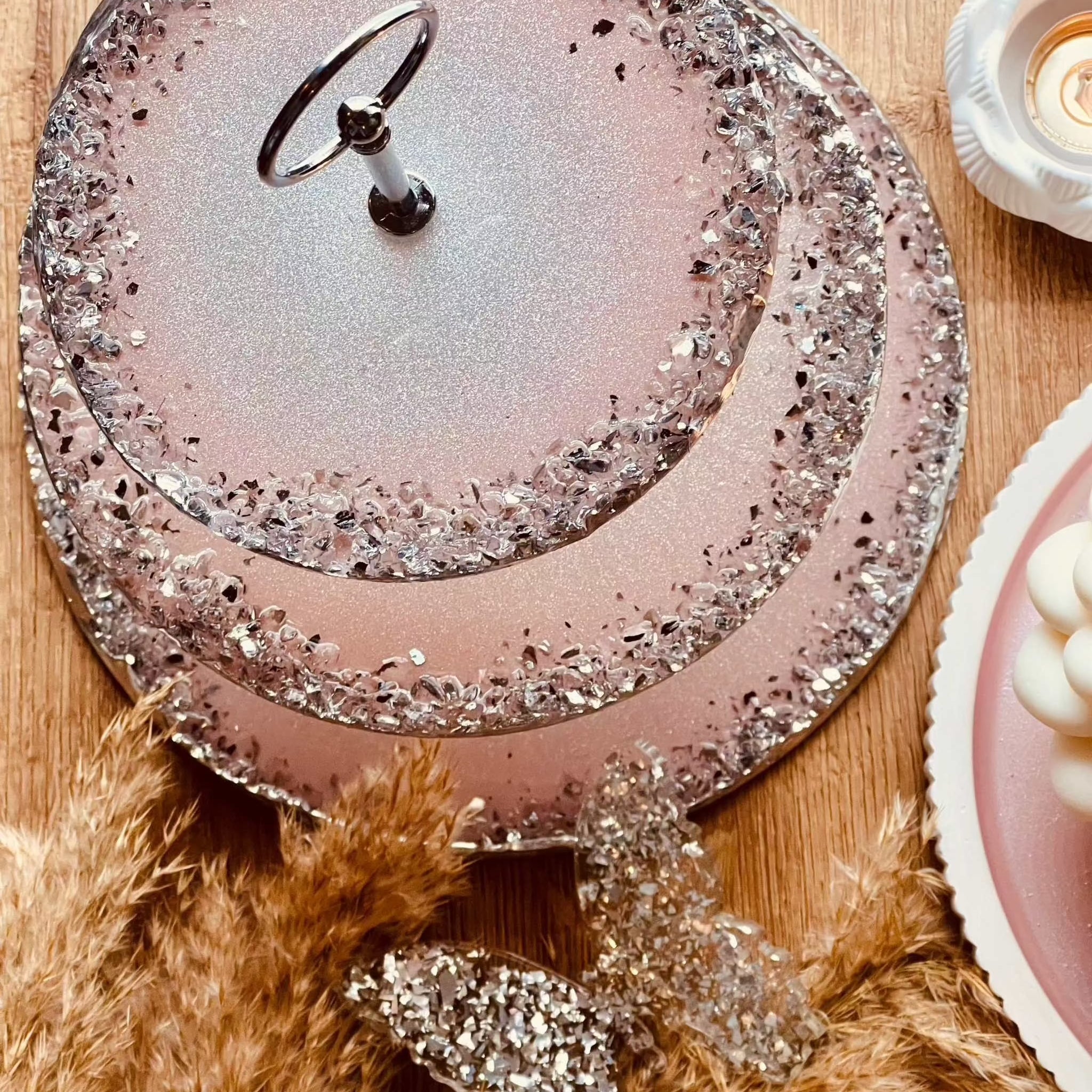 Edle rosa Etagere mit glitzernden Steinen und filigranen silbernen Akzenten. Ein Highlight auf jeder Feier oder als Geschenkidee. Epoxidharz Etagere Kuchenstaender modern Rosa Silber Spiegel Effekt