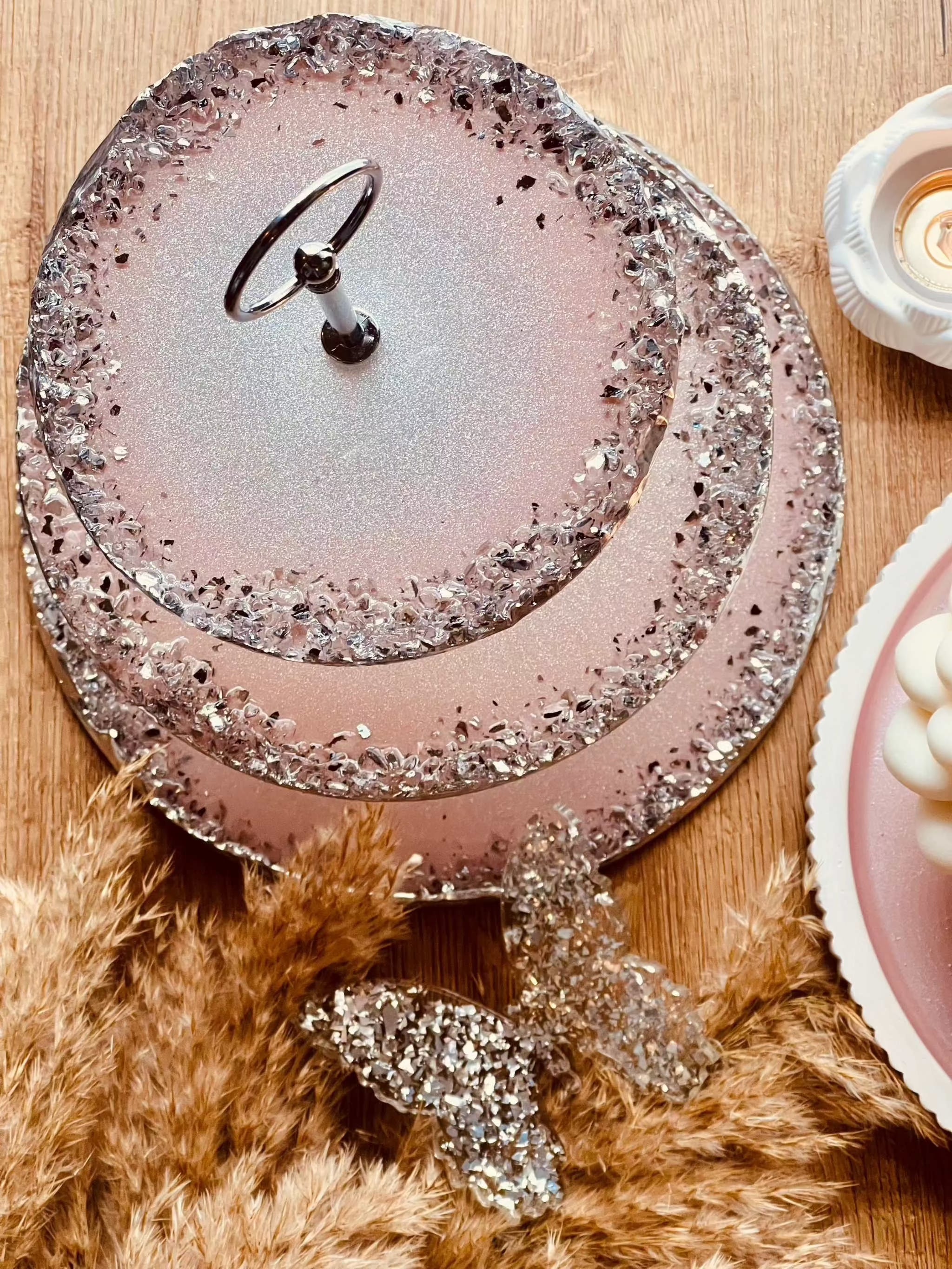 Edle rosa Etagere mit glitzernden Steinen und filigranen silbernen Akzenten. Ein Highlight auf jeder Feier oder als Geschenkidee. Epoxidharz Etagere Kuchenstaender modern Rosa Silber Spiegel Effekt