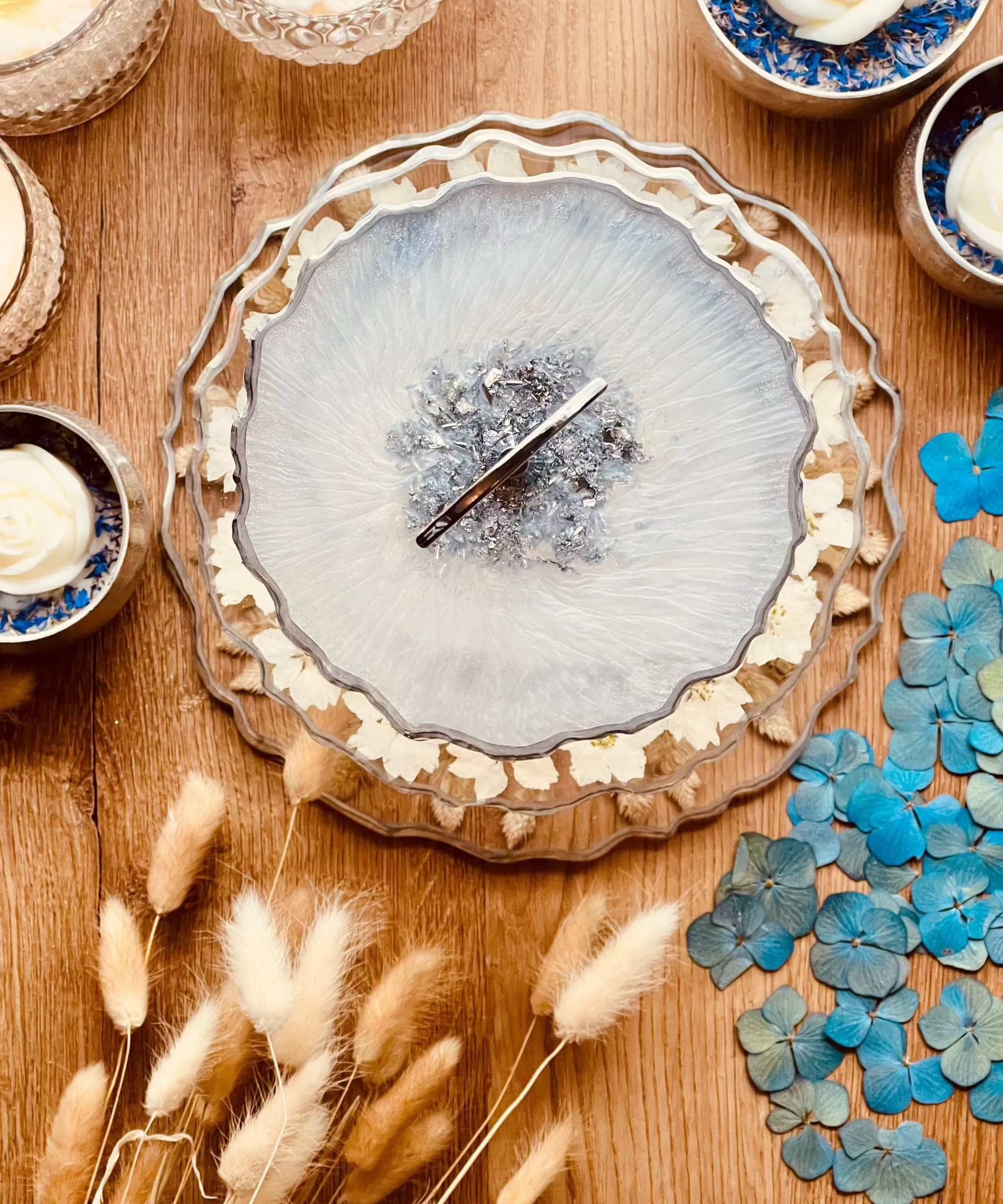 Luxuriöse Etagere aus hochwertigem Resin, verziert mit echten Trockenblumen, ein elegantes Unikat für besondere Anlässe.Epoxidharz Etagere Kuchenstaender weisse Larkspur Blueten mit Silber
