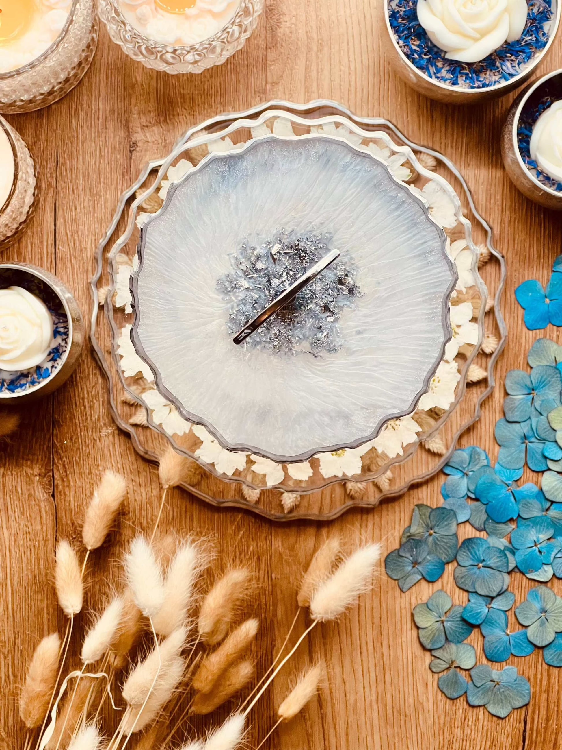 Luxuriöse Etagere aus hochwertigem Resin, verziert mit echten Trockenblumen, ein elegantes Unikat für besondere Anlässe.Epoxidharz Etagere Kuchenstaender weisse Larkspur Blueten mit Silber