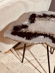 Exklusiver Beistelltisch aus Epoxidharz mit funkelndem Silberglitter und tiefem Schwarz – perfekt als Couchtisch im Wohnzimmer