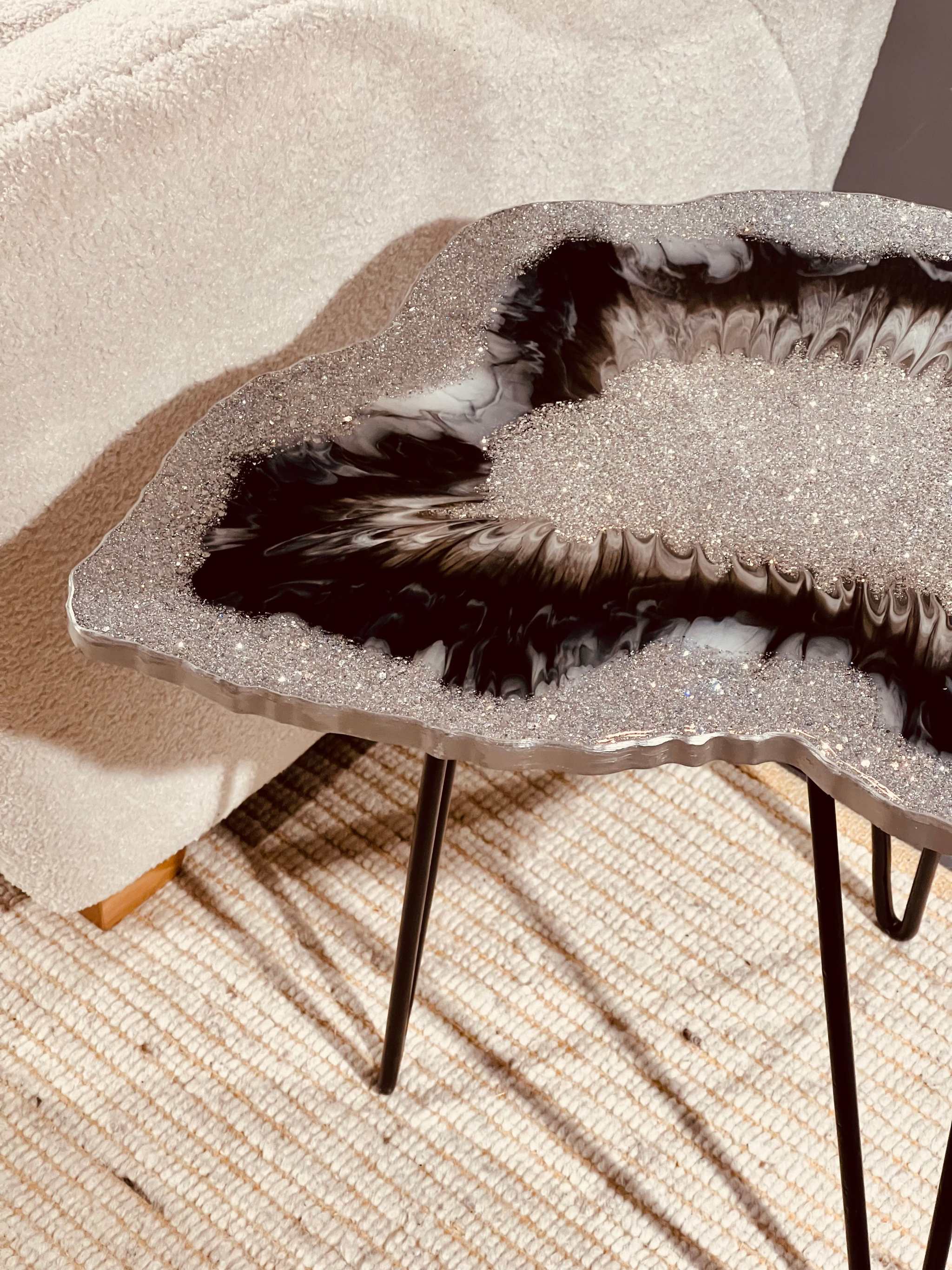 Exklusiver Beistelltisch aus Epoxidharz mit funkelndem Silberglitter und tiefem Schwarz – perfekt als Couchtisch im Wohnzimmer