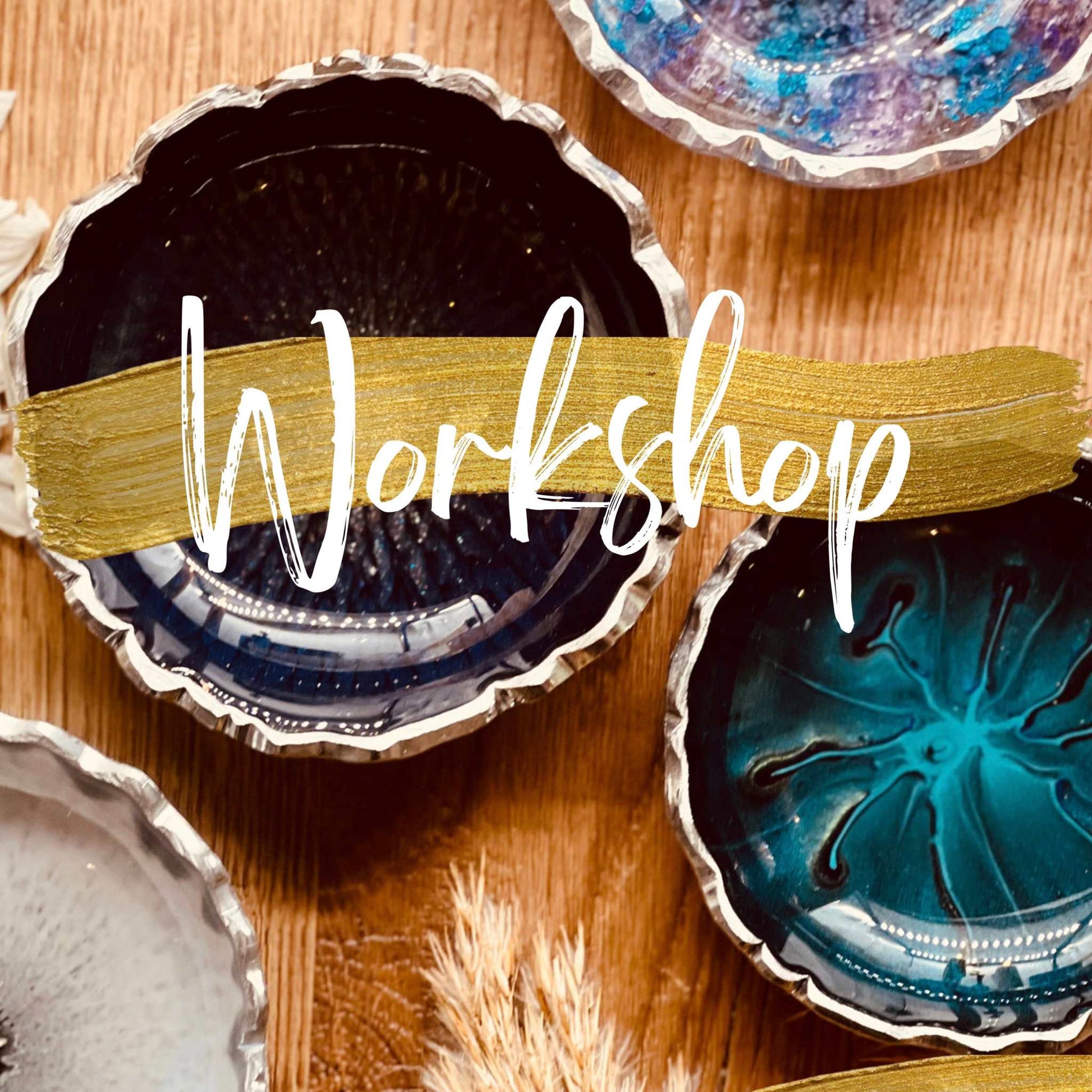 Resin Art Onlinekurs workshop with decorative resin plates on a wooden surface.