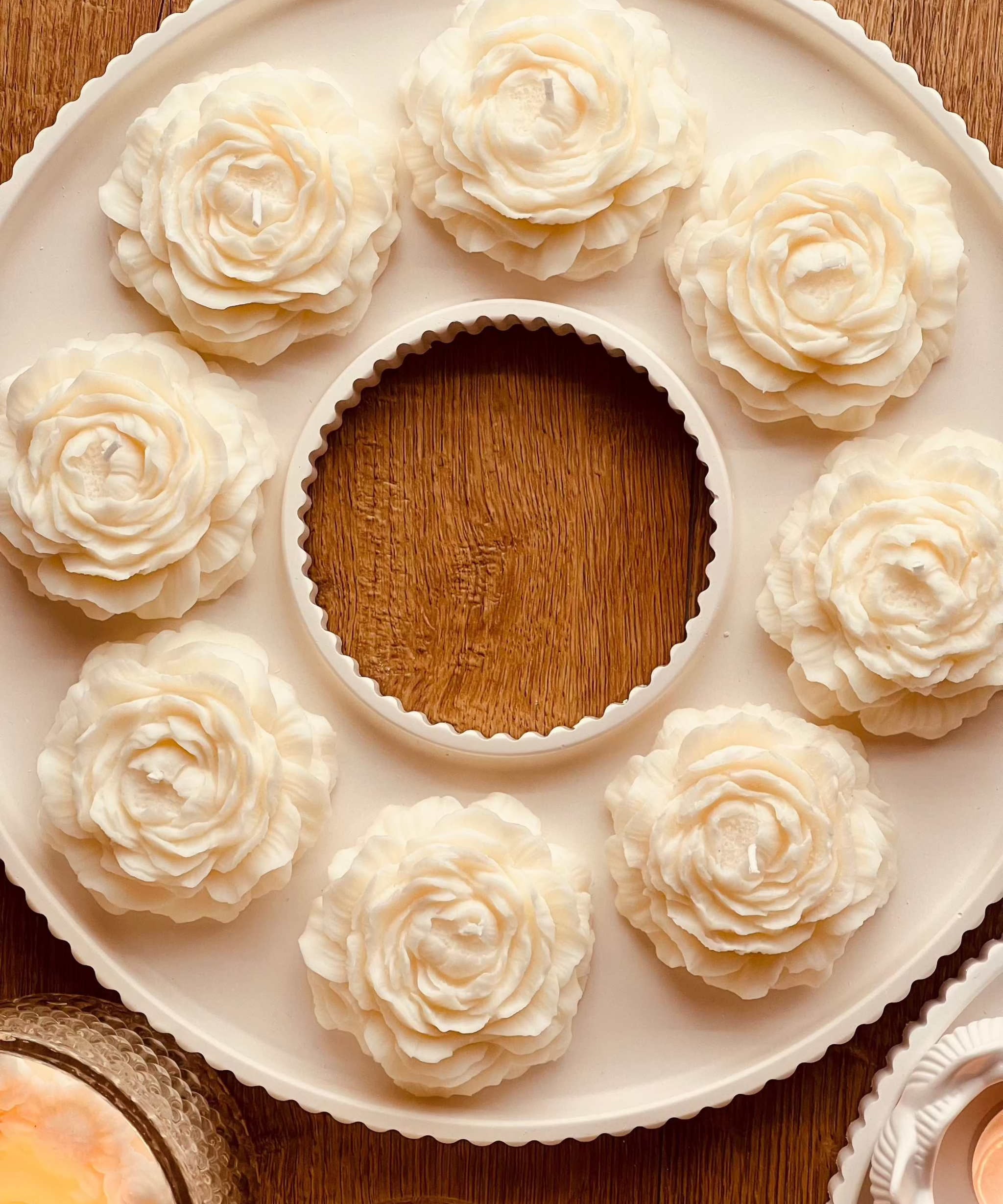 Geschenkset mit weisser Giesskeramik und handgemachte Kerzen in Pfingstrosenform. Romantische Kerze aus Rapswachs, handgefertigt in Blumenform – ein stilvolles und nachhaltiges Geschenk für jedes Zuhause.