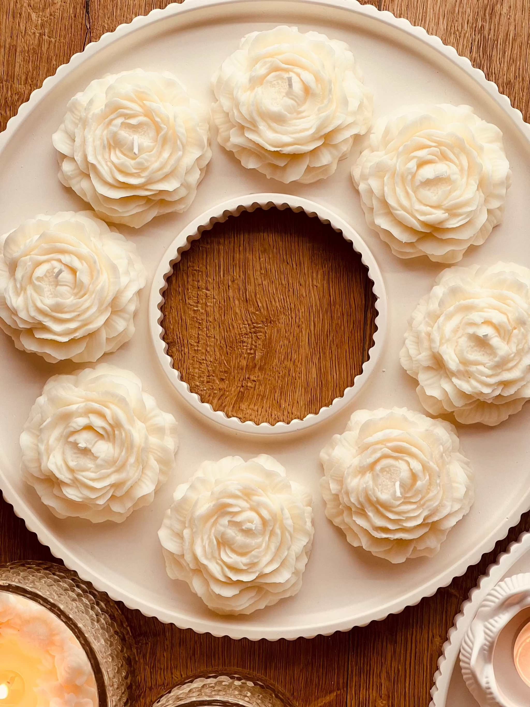 Geschenkset mit weisser Giesskeramik und handgemachte Kerzen in Pfingstrosenform. Romantische Kerze aus Rapswachs, handgefertigt in Blumenform – ein stilvolles und nachhaltiges Geschenk für jedes Zuhause.