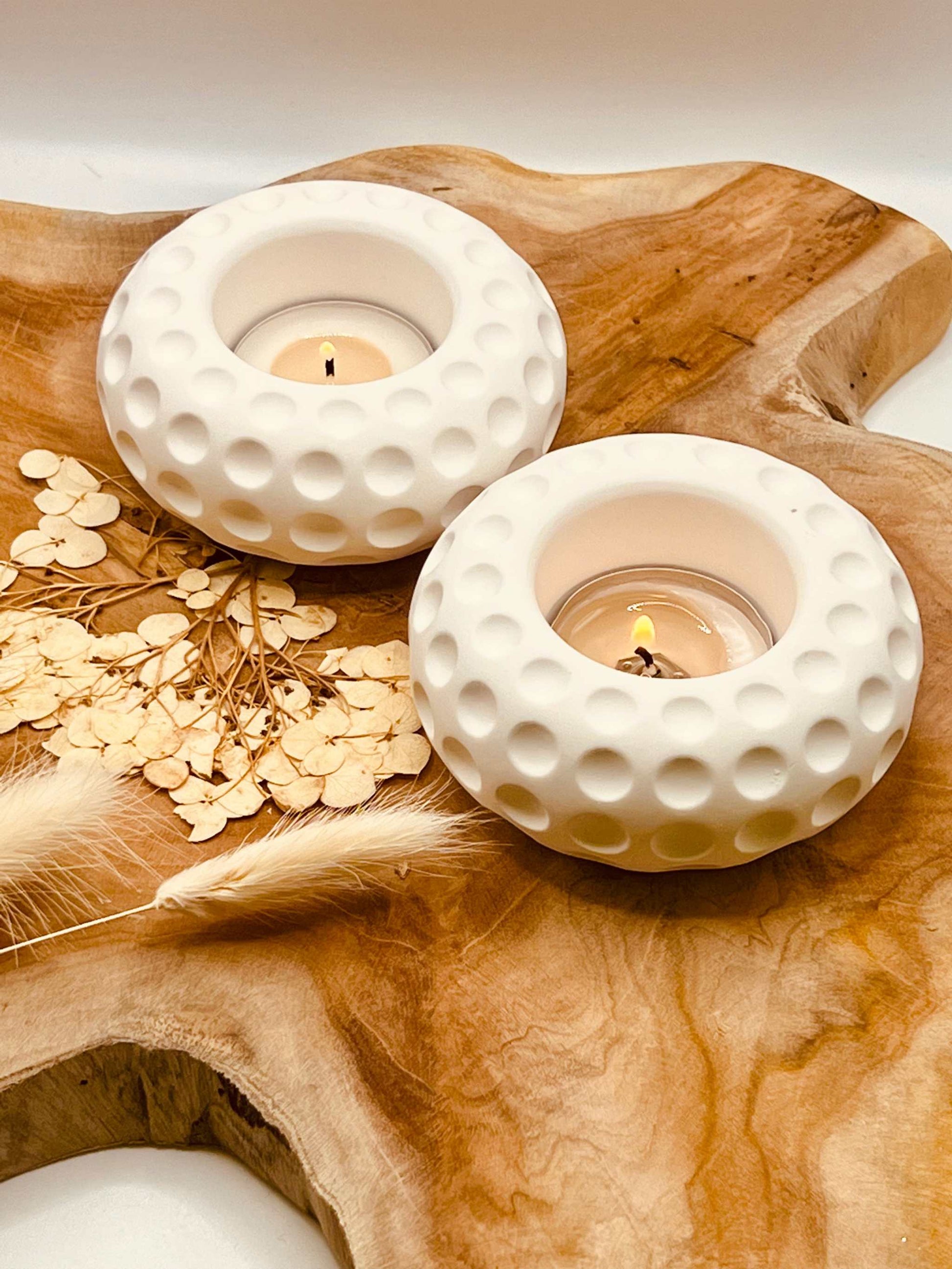 Gießkeramik Teelichthalter in Weiß, handgefertigt, ideal für Teelichter und Wohnaccessoires.Giesskeramik Design Halter Set Weisse Deko schlicht edel