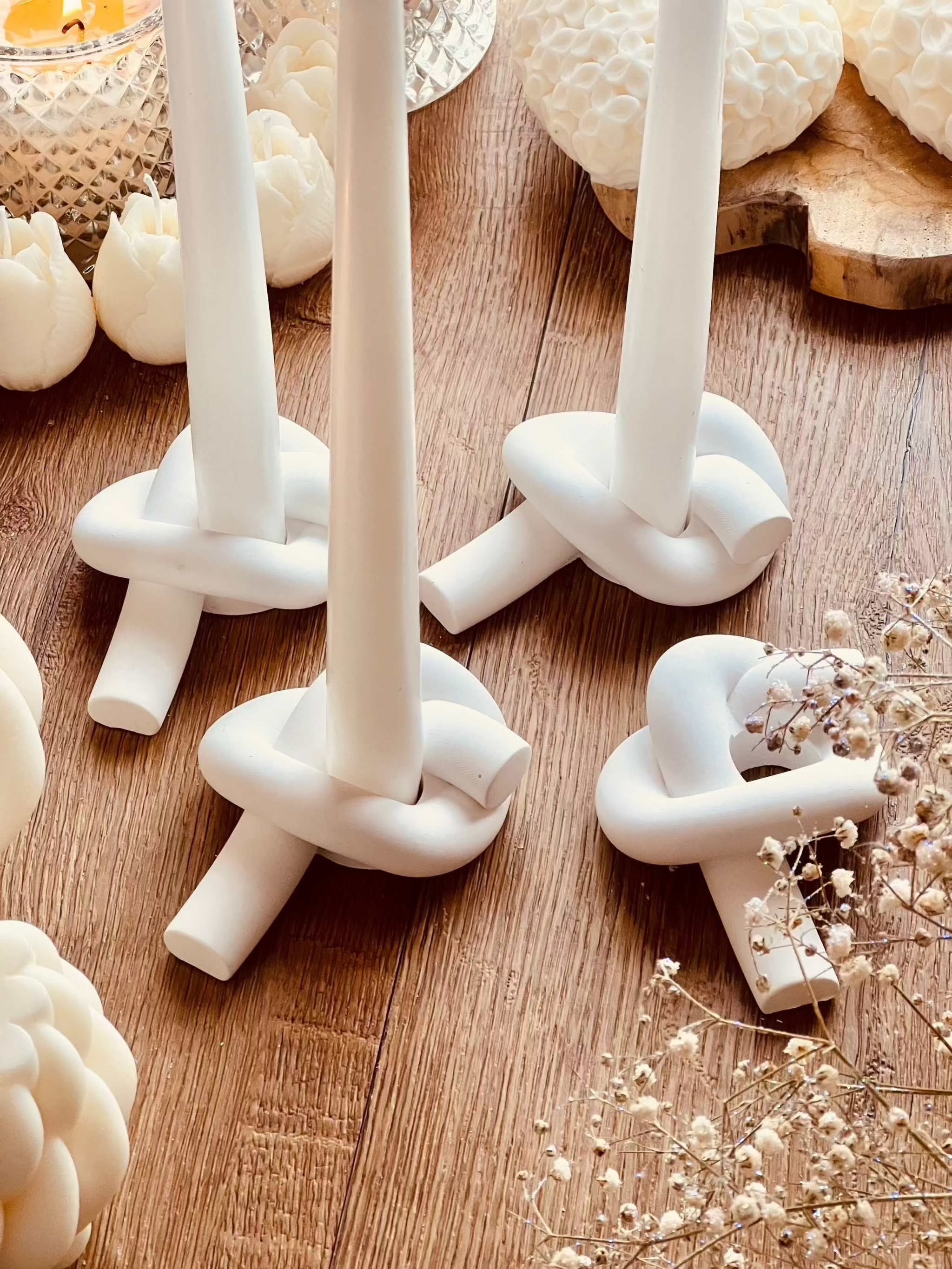 Eleganter Kerzenständer im Knoten-Design, gefertigt aus nachhaltiger Gießkeramik, ein einzigartiges Wohnaccessoire.Giesskeramik Design Halter The Knot Weisse Deko Highlight
