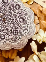 Hochwertige Keramik Etagere mit Mandala-Muster und violetten Glitzerakzenten. Einzigartiges handgemachtes Design für Dekoration und Feste.Giesskeramik Etagere weisse Deko fein gearbeitet Mandala