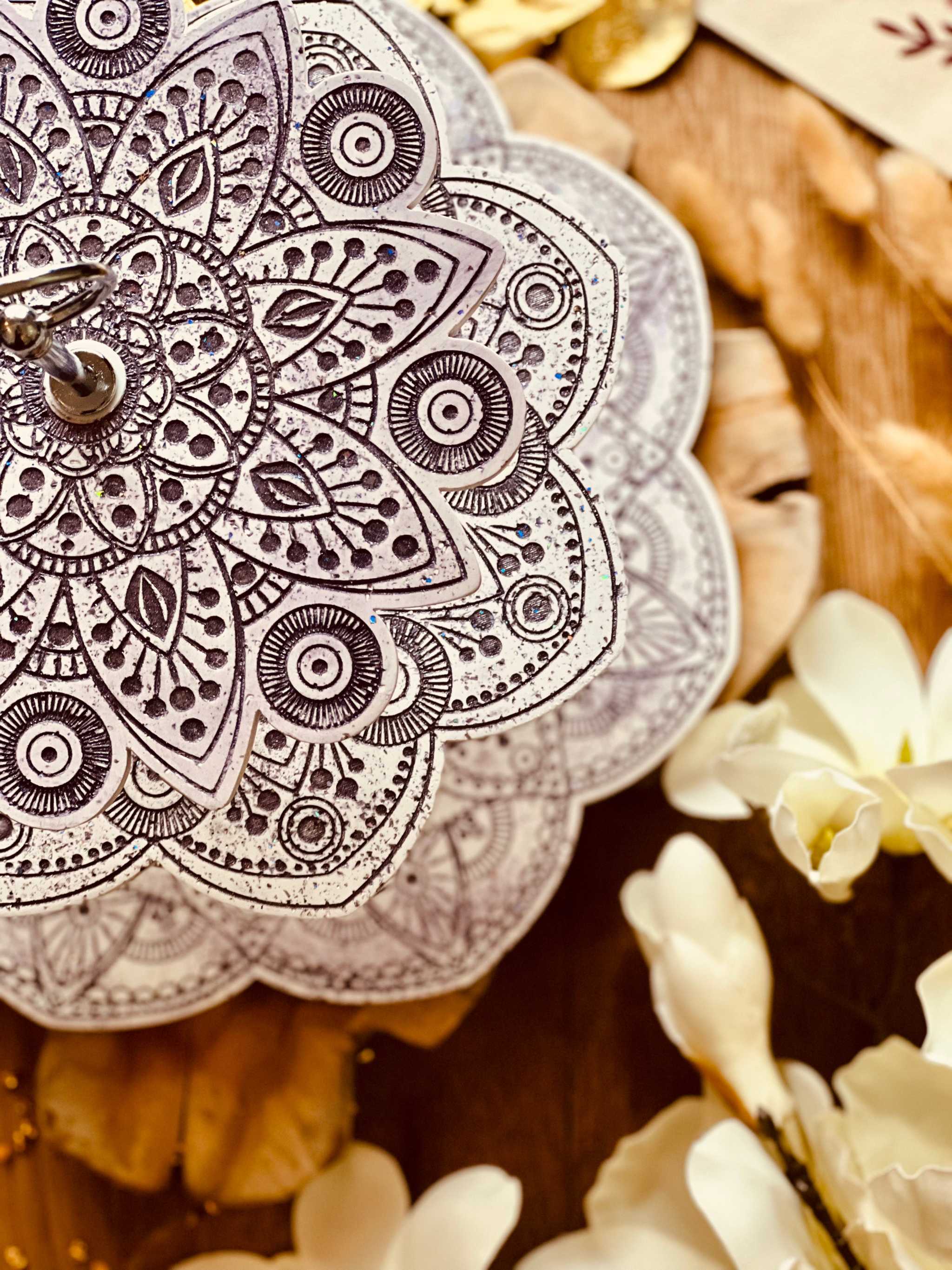 Hochwertige Keramik Etagere mit Mandala-Muster und violetten Glitzerakzenten. Einzigartiges handgemachtes Design für Dekoration und Feste.Giesskeramik Etagere weisse Deko fein gearbeitet Mandala