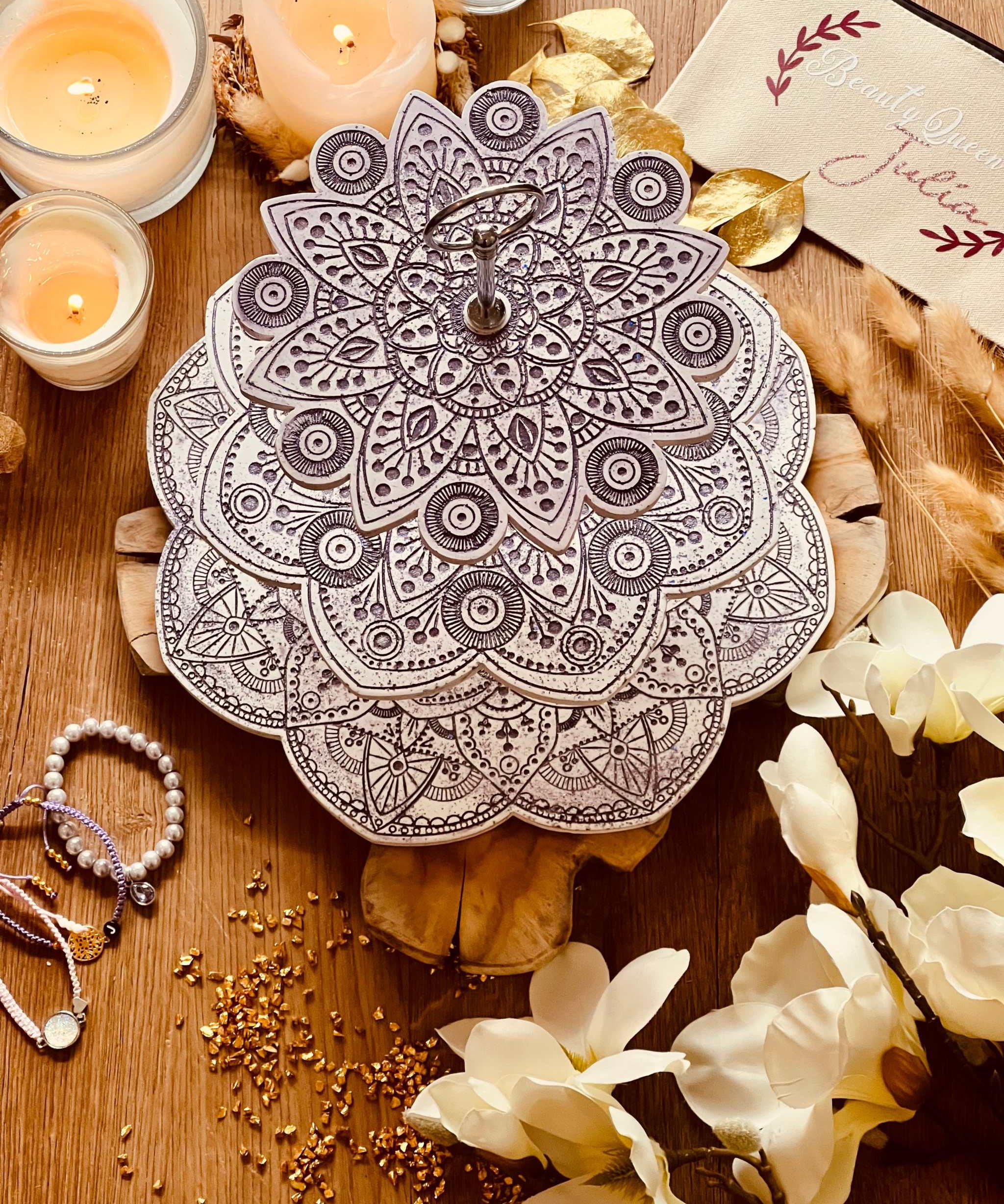 Mandala Etagere aus hochwertiger Keramik mit violetten Glitzerakzenten. Handgefertigtes Design, perfekt als dekoratives Highlight oder Geschenkidee.Giesskeramik Etagere weisse Deko mit Mandala Muster