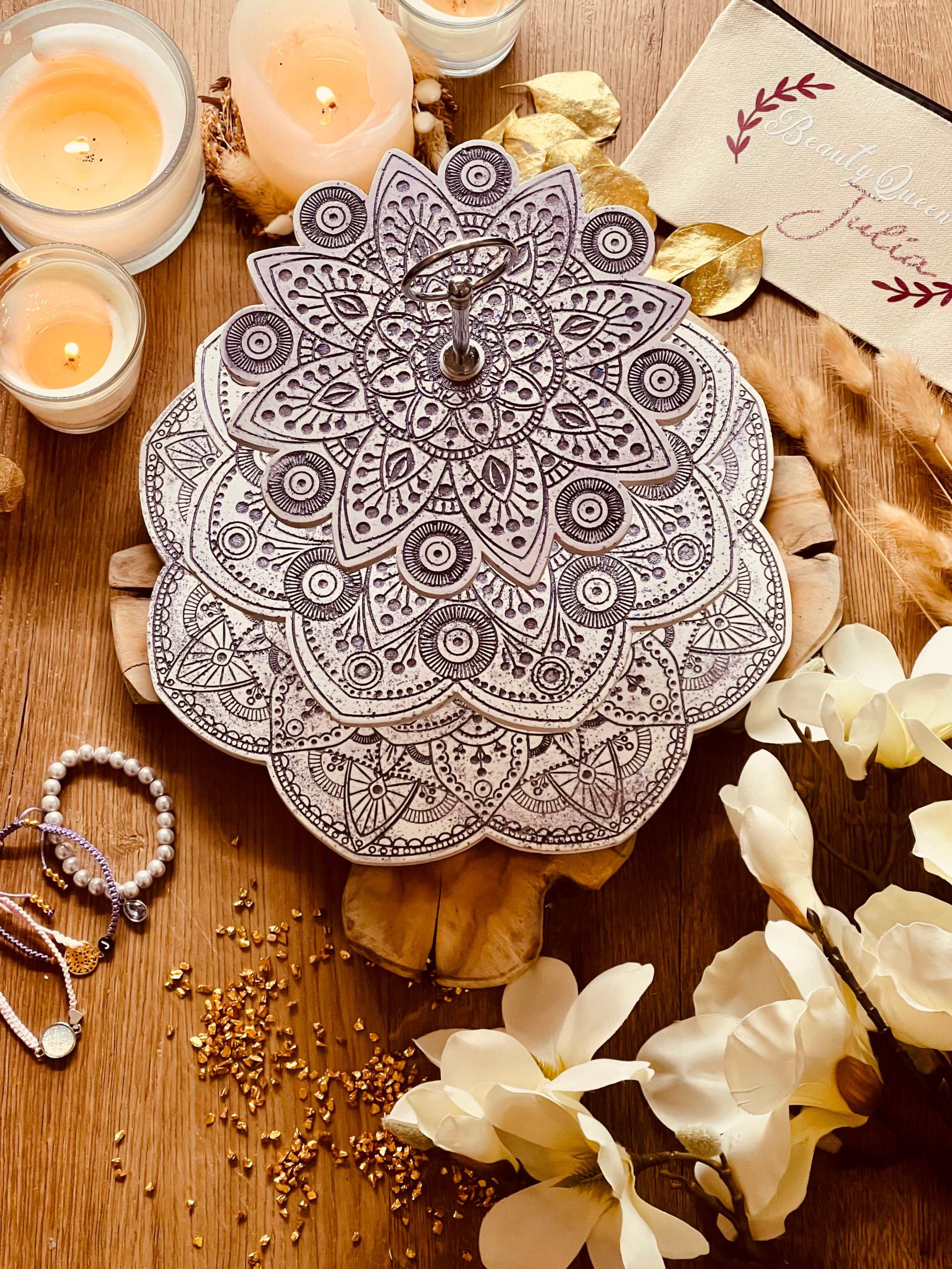 Mandala Etagere aus hochwertiger Keramik mit violetten Glitzerakzenten. Handgefertigtes Design, perfekt als dekoratives Highlight oder Geschenkidee.Giesskeramik Etagere weisse Deko mit Mandala Muster