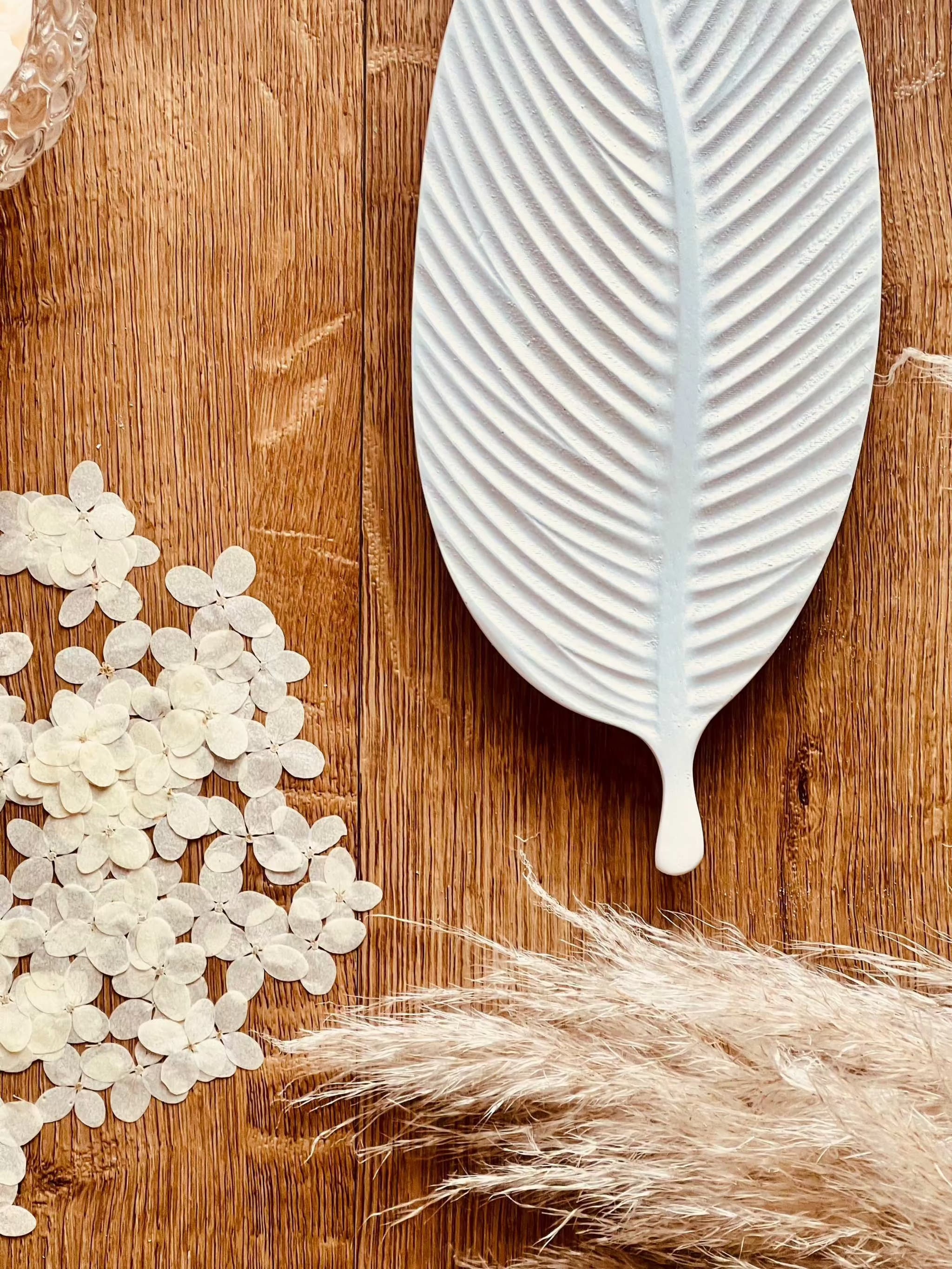 Künstlerische Blattschale aus weißer Gießkeramik, handgefertigt, ideal für elegante Wohnraumdekoration.Giesskeramik Tablett Weisse Deko The Leaf natuerlich elegant