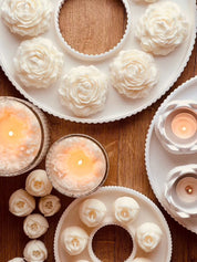 Round Gießkeramik candle tray with modern ribbed design, displaying candles elegantly.Giesskeramik Tablett mit Struktur Weisse Deko Straight Lines