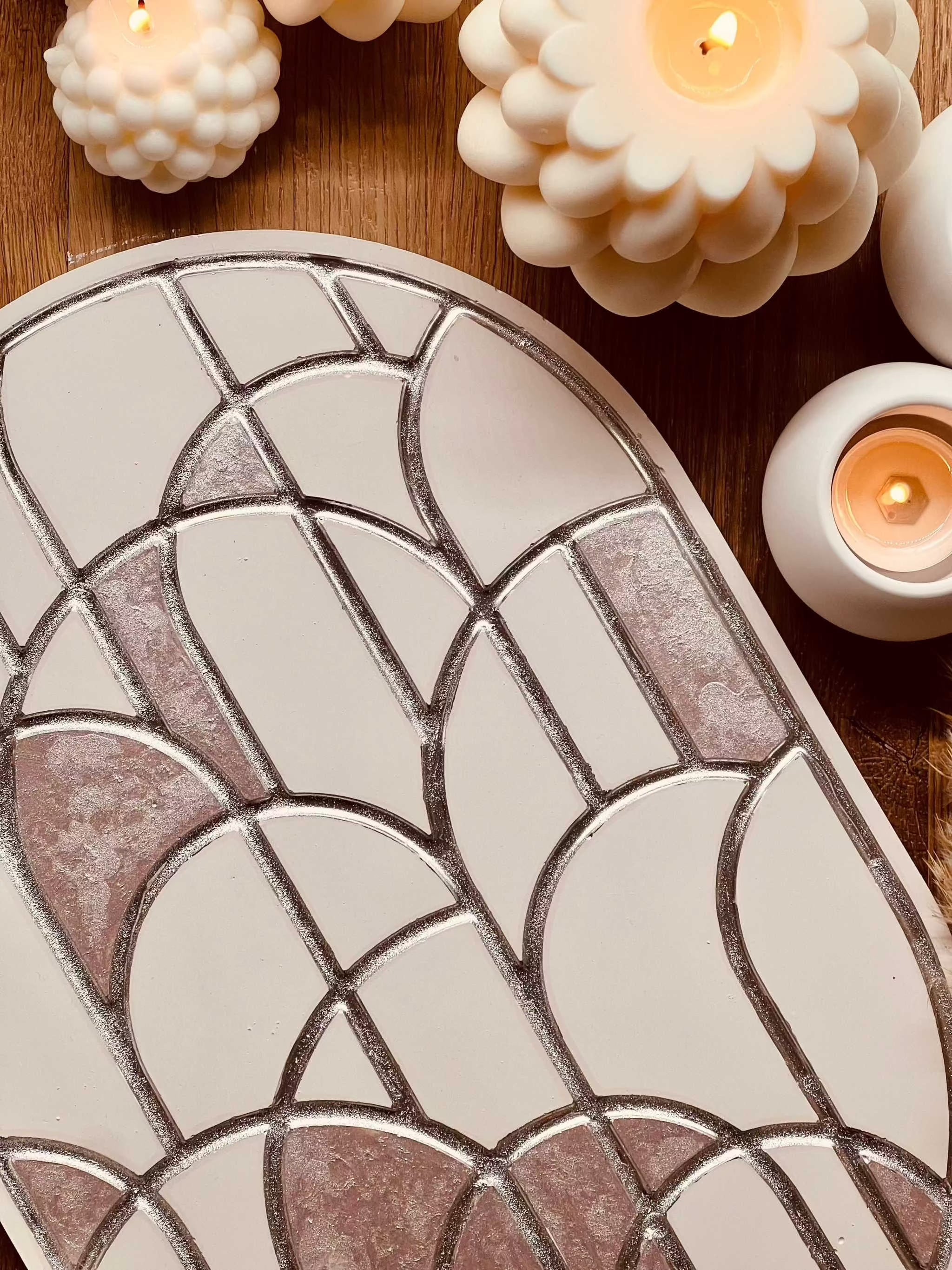 Handcrafted Gießkeramik oval tray with modern lines in white and pink with silver accents.Giesskeramik The Crazy Lines Tablett Weisse Deko modern