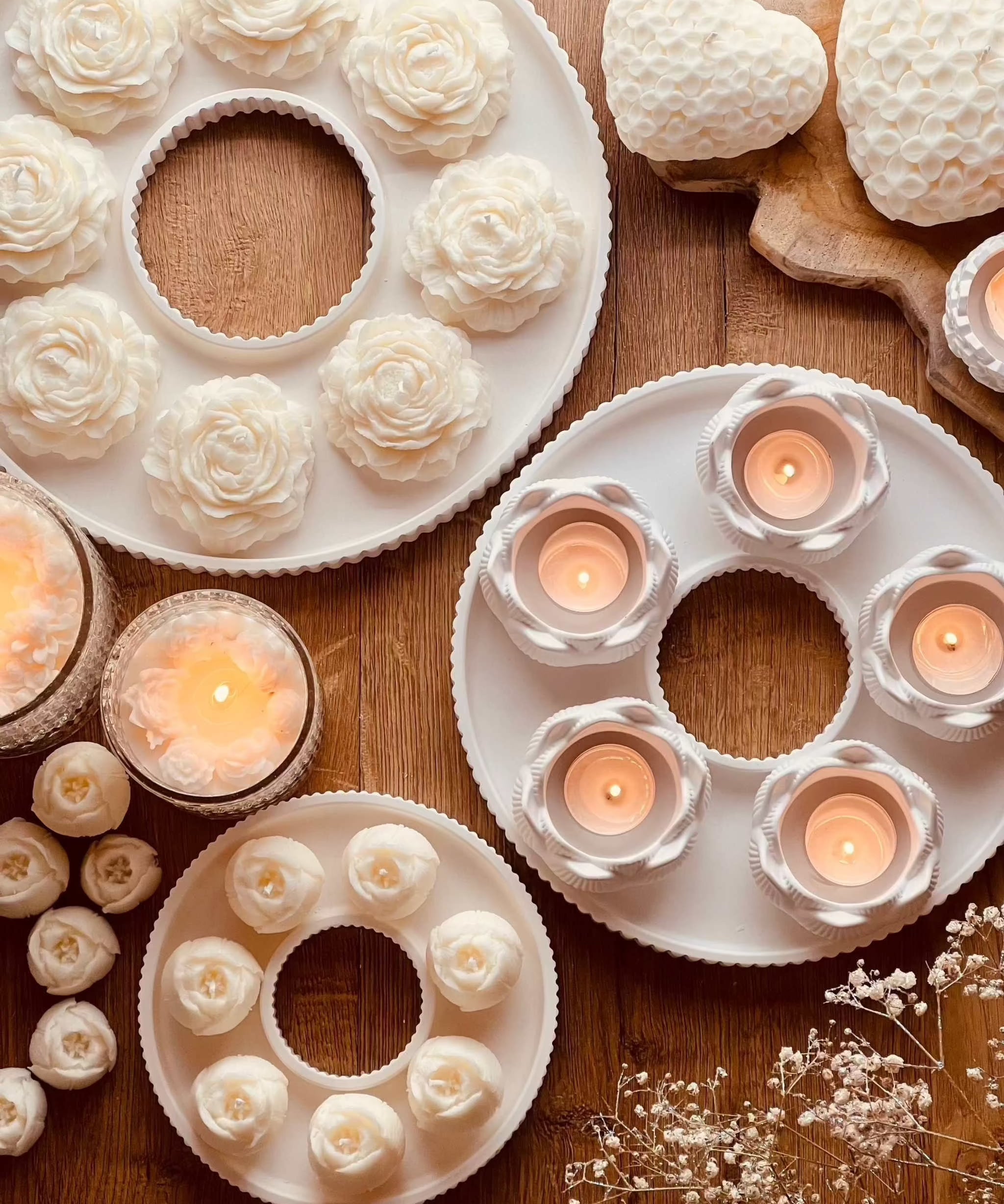 Handcrafted Gießkeramik candle tray with groove design, displaying candles and decorative flowers.Giesskeramik Weisse Deko Kerzentablett Straight Lines Design