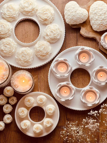 Handcrafted Gießkeramik candle tray with groove design, displaying candles and decorative flowers.Giesskeramik Weisse Deko Kerzentablett Straight Lines Design