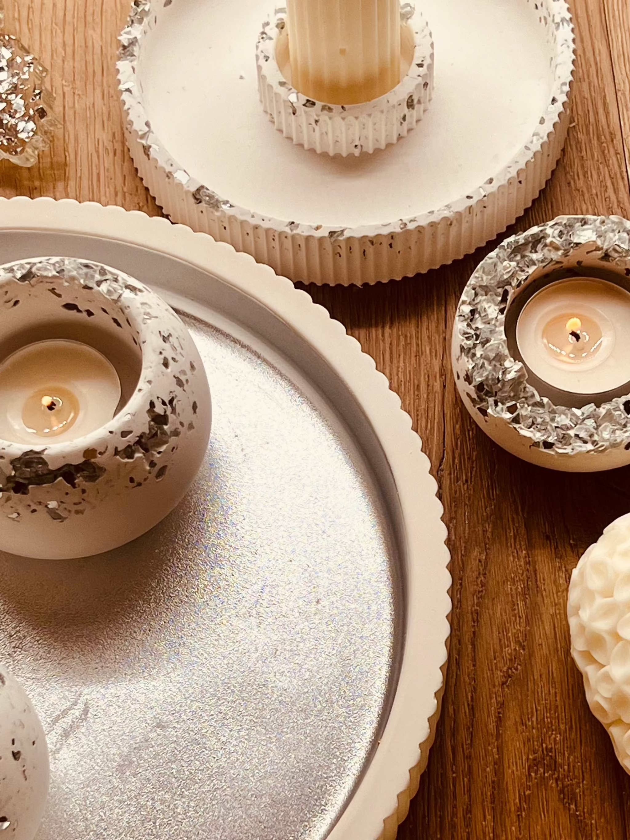 6-piece sparkling casting ceramic tealight and candle holder set with tray.Giesskeramik Weisse Deko Komplettset mit Glitzeroptik