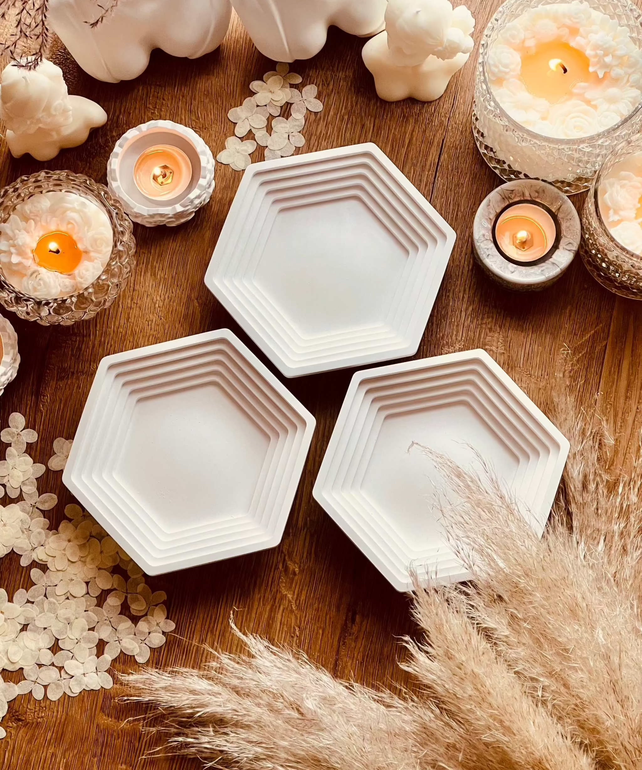 Handcrafted square ceramic tray with geometric design and decorative items.Giesskeramik Weisse Deko Schale The Square geometrisch