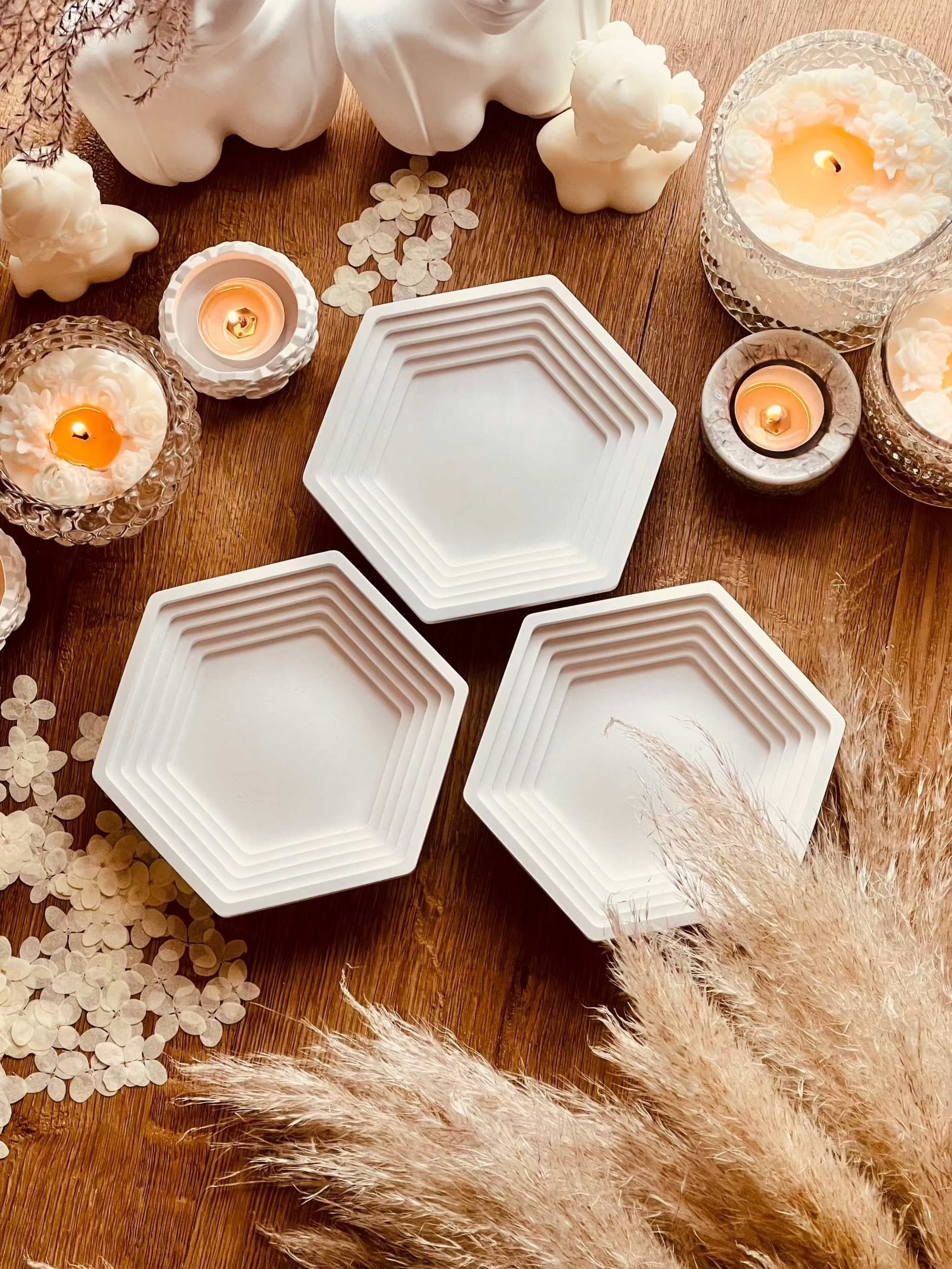 Handcrafted square ceramic tray with geometric design and decorative items.Giesskeramik Weisse Deko Schale The Square geometrisch