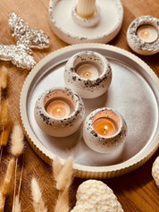 Handcrafted Gießkeramik tealight holders and tray set with glittering accents.Giesskeramik Weisse Deko Set mit Glitzer Tablett und Haltern