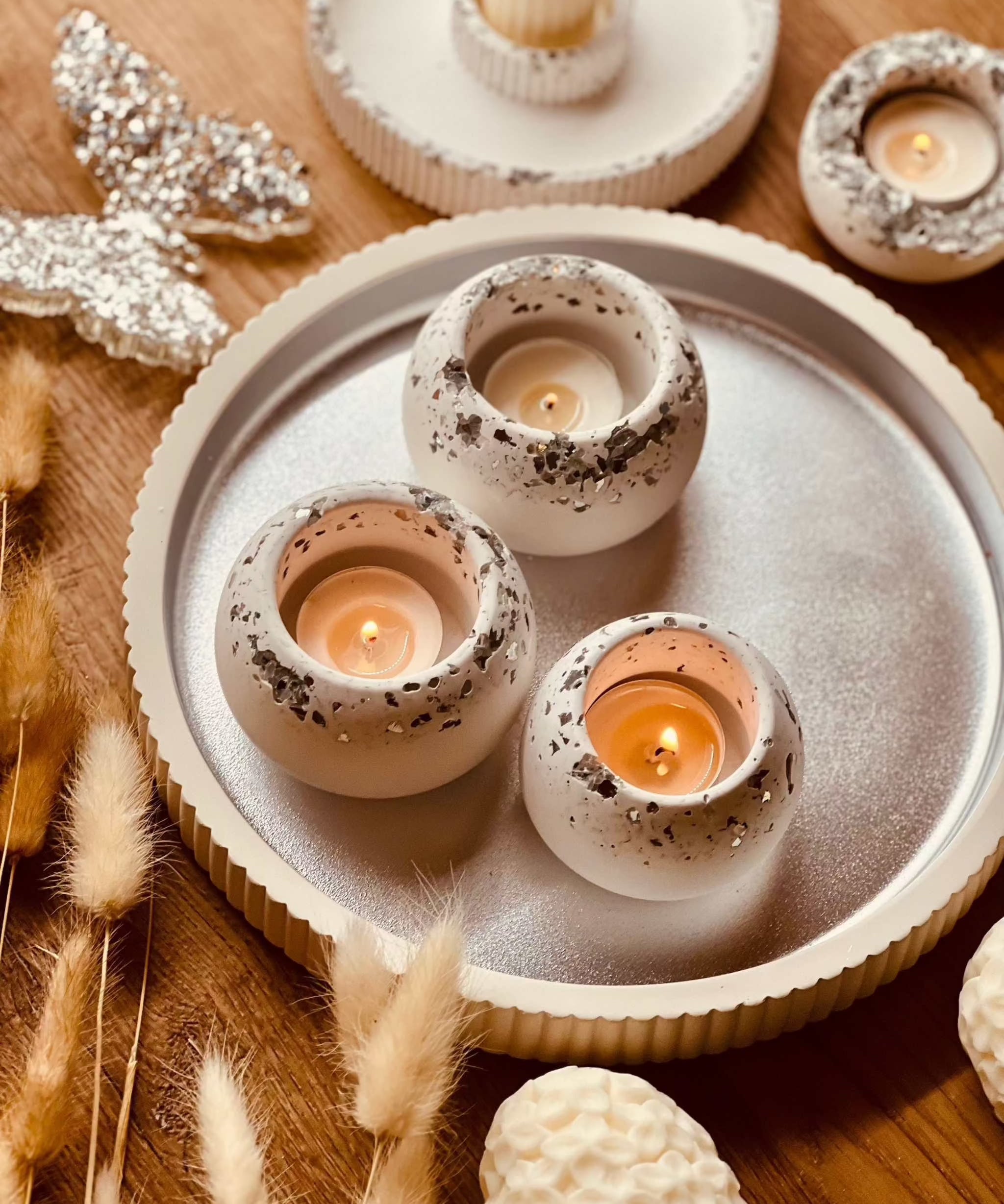 Handcrafted Gießkeramik tealight holders and tray set with glittering accents.Giesskeramik Weisse Deko Set mit Glitzer Tablett und Haltern