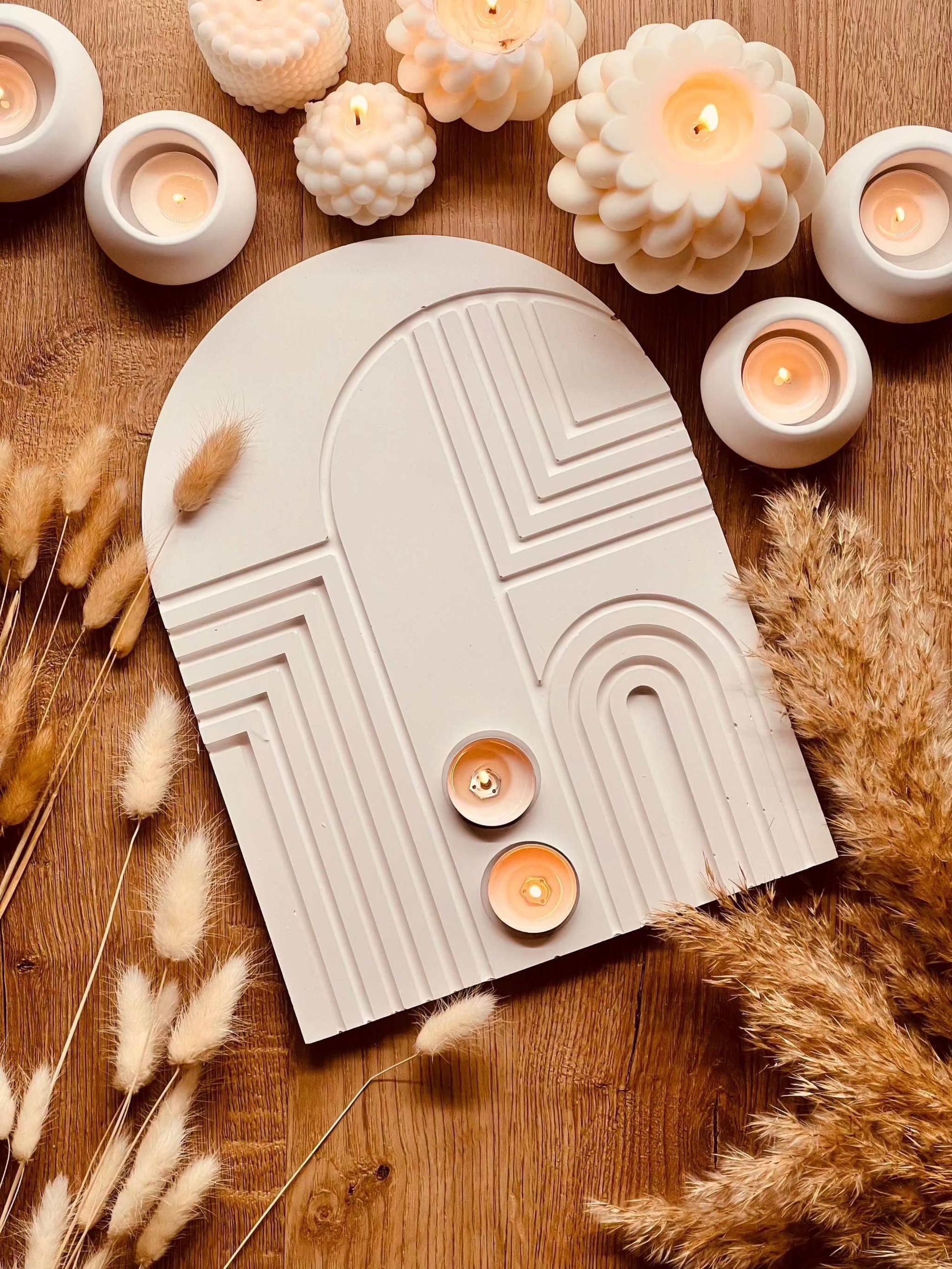 Handmade Gießkeramik tray with modern line pattern, perfect for decor and serving; oval, 32x24 cm.Giesskeramik Weisse Deko Tablett The Candle and Lines
