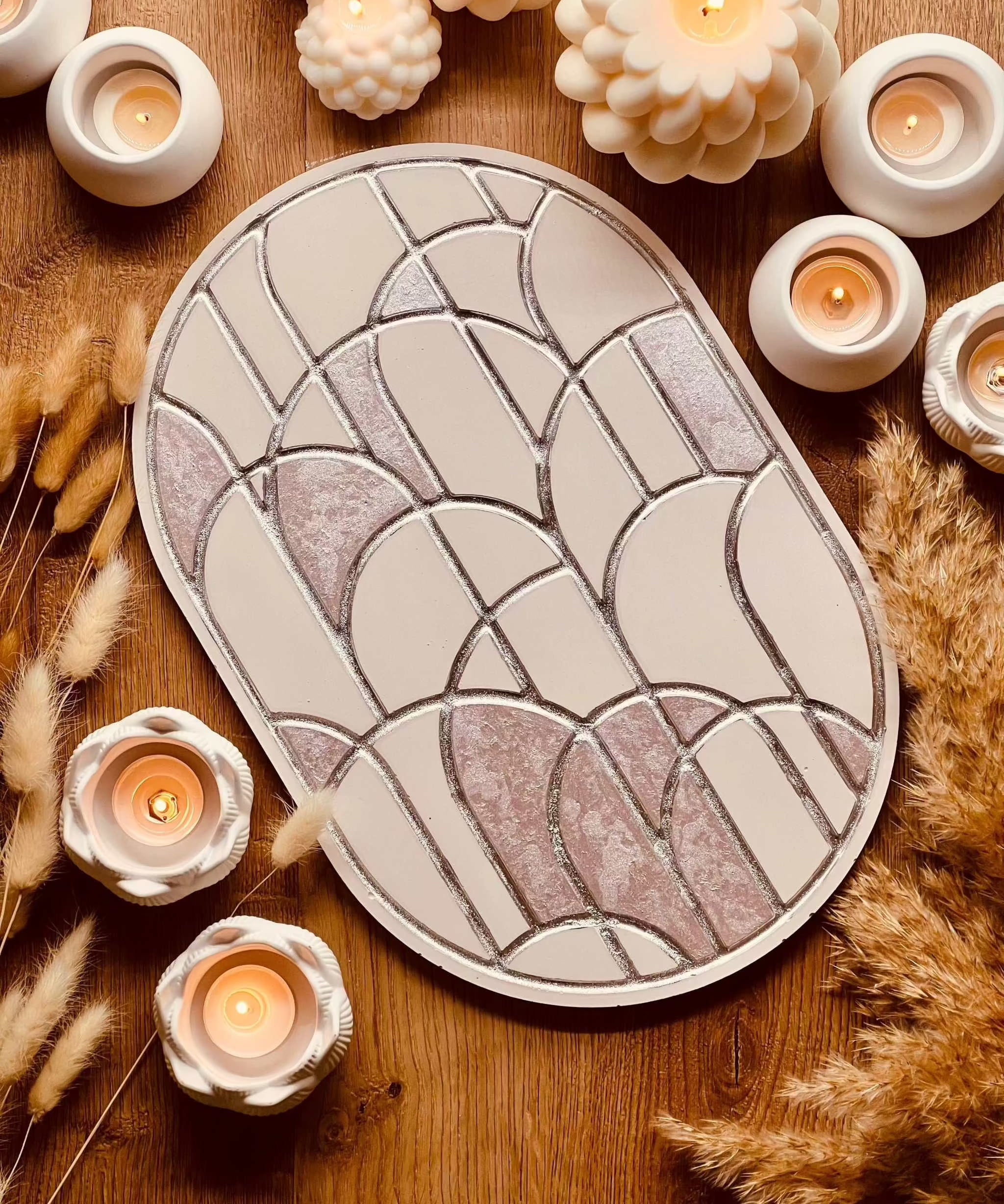 Oval ceramic tray with modern line pattern in white and pink, surrounded by candles and dried flowers.Giesskeramik Weisse Deko Tablett The Crazy Lines oval rosa