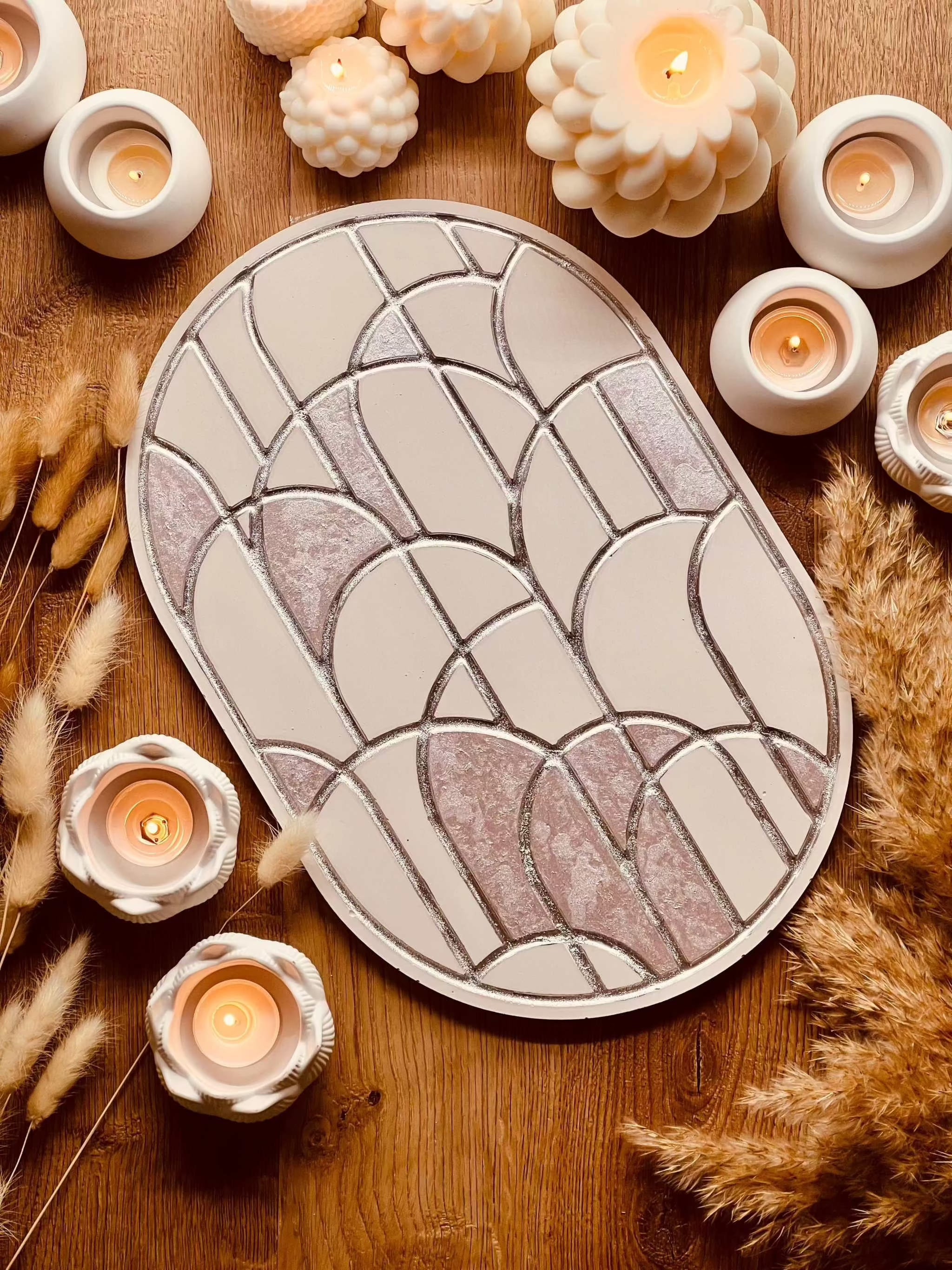 Oval ceramic tray with modern line pattern in white and pink, surrounded by candles and dried flowers.Giesskeramik Weisse Deko Tablett The Crazy Lines oval rosa