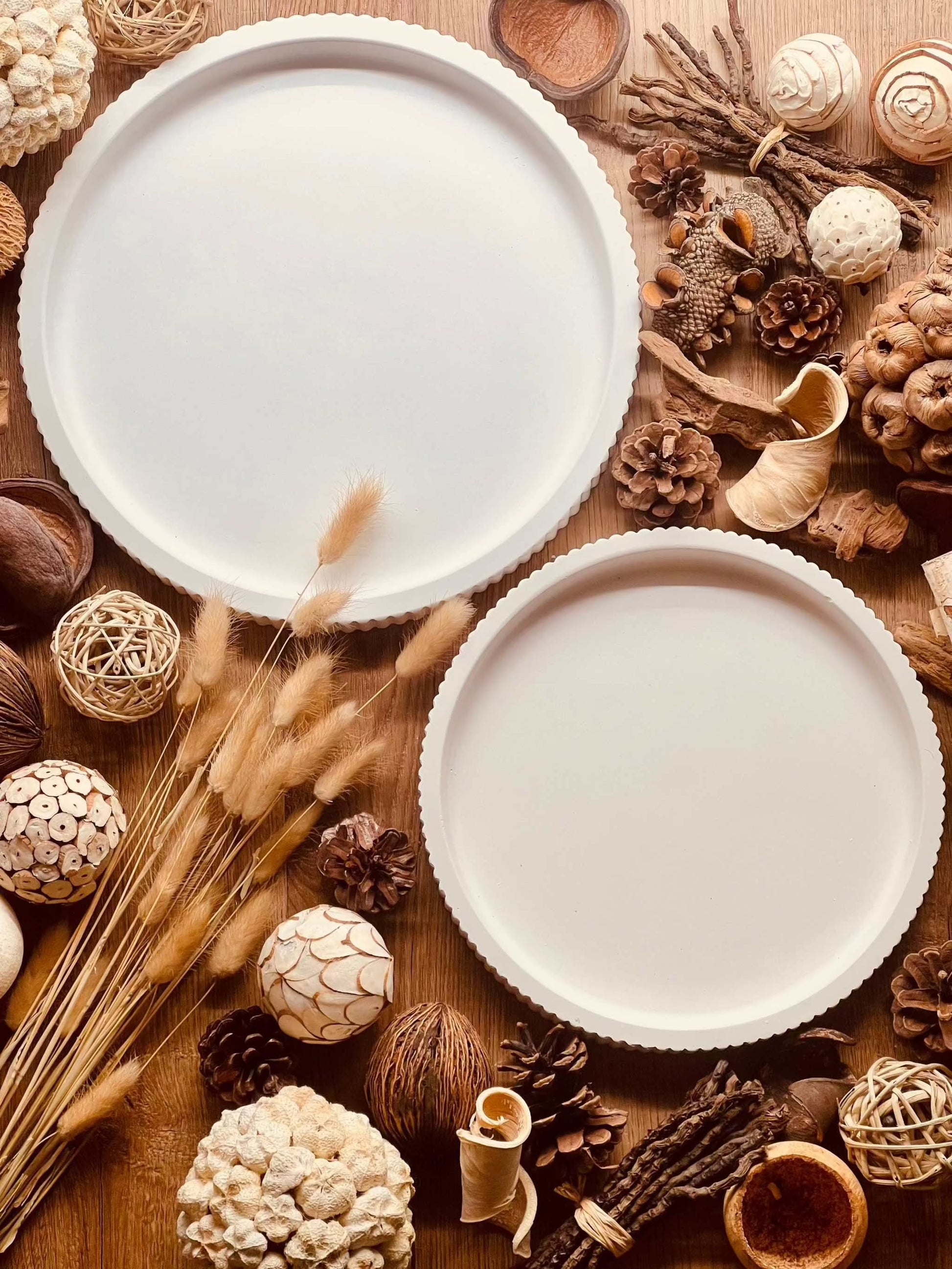 Handcrafted Gießkeramik trays with modern striped design surrounded by natural decor elements.Giesskeramik Weisse Deko Tablett geradlinig Straight Lines