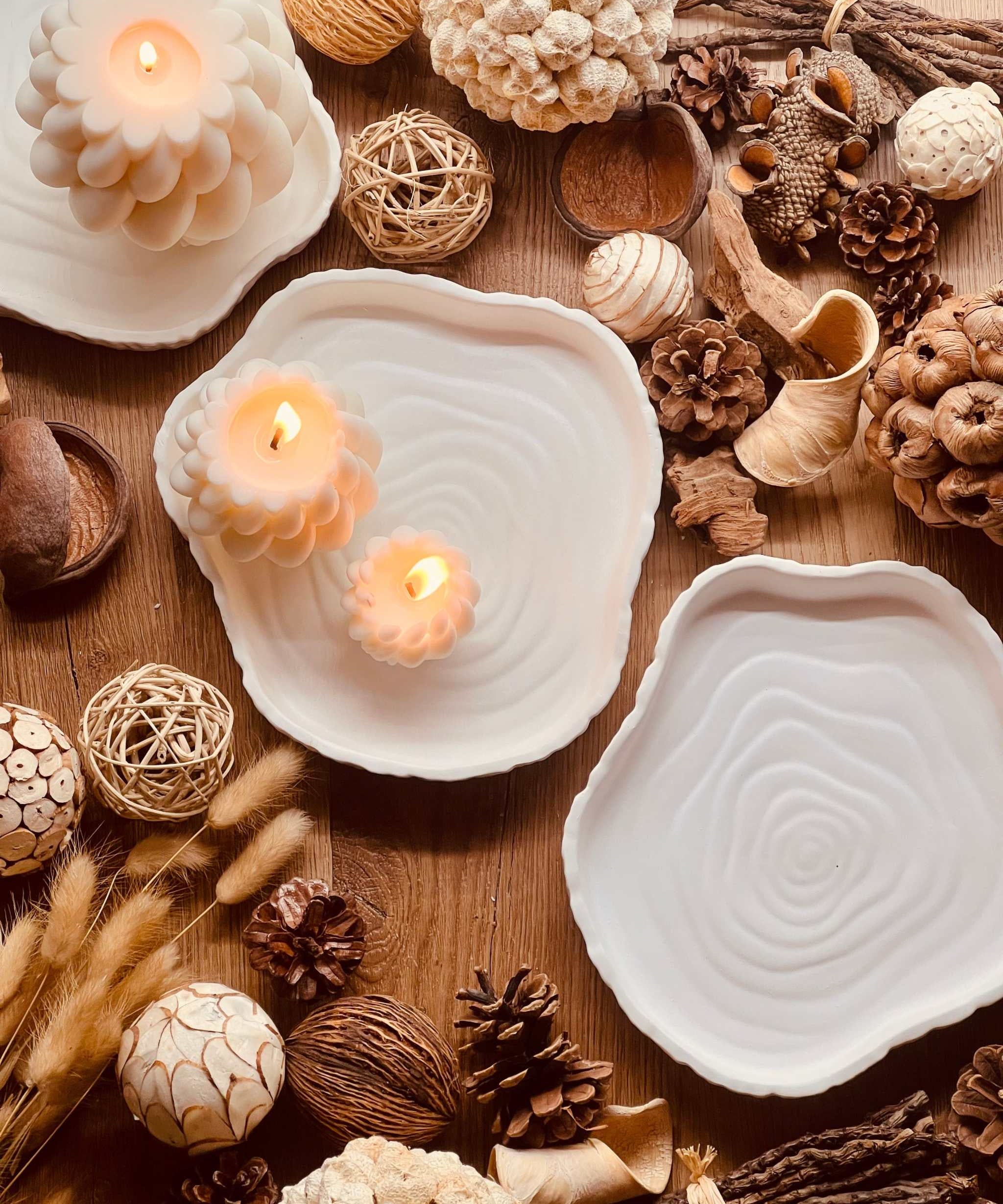 Handcrafted Gießkeramik tray with rustic woodlook finish, featuring a natural, warm grain. Giesskeramik Weisse Deko Tablett im Woodlook rustikal