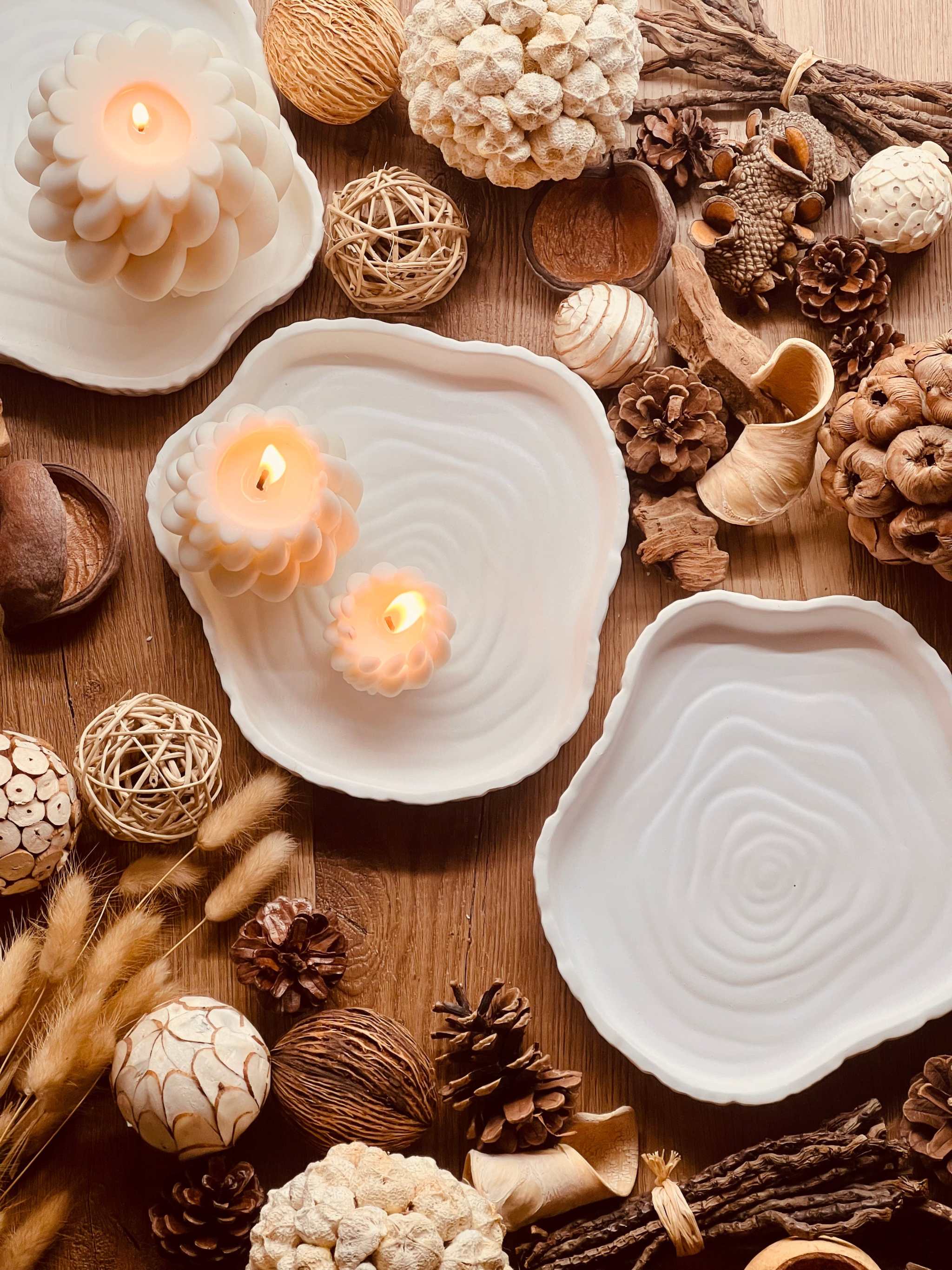 Handcrafted Gießkeramik tray with rustic woodlook finish, featuring a natural, warm grain. Giesskeramik Weisse Deko Tablett im Woodlook rustikal